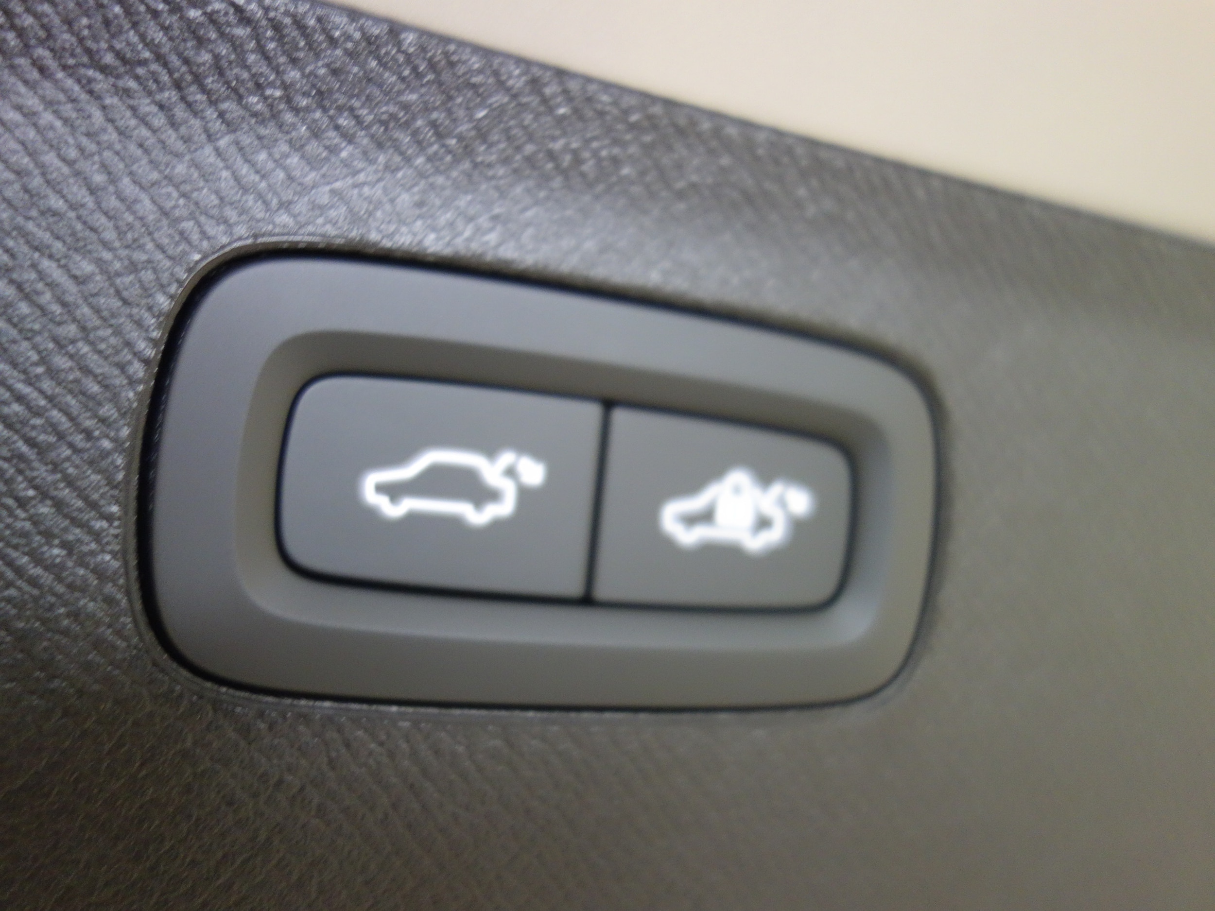 new 2025 Volvo XC90 plug-in hybrid car, priced at $77,145