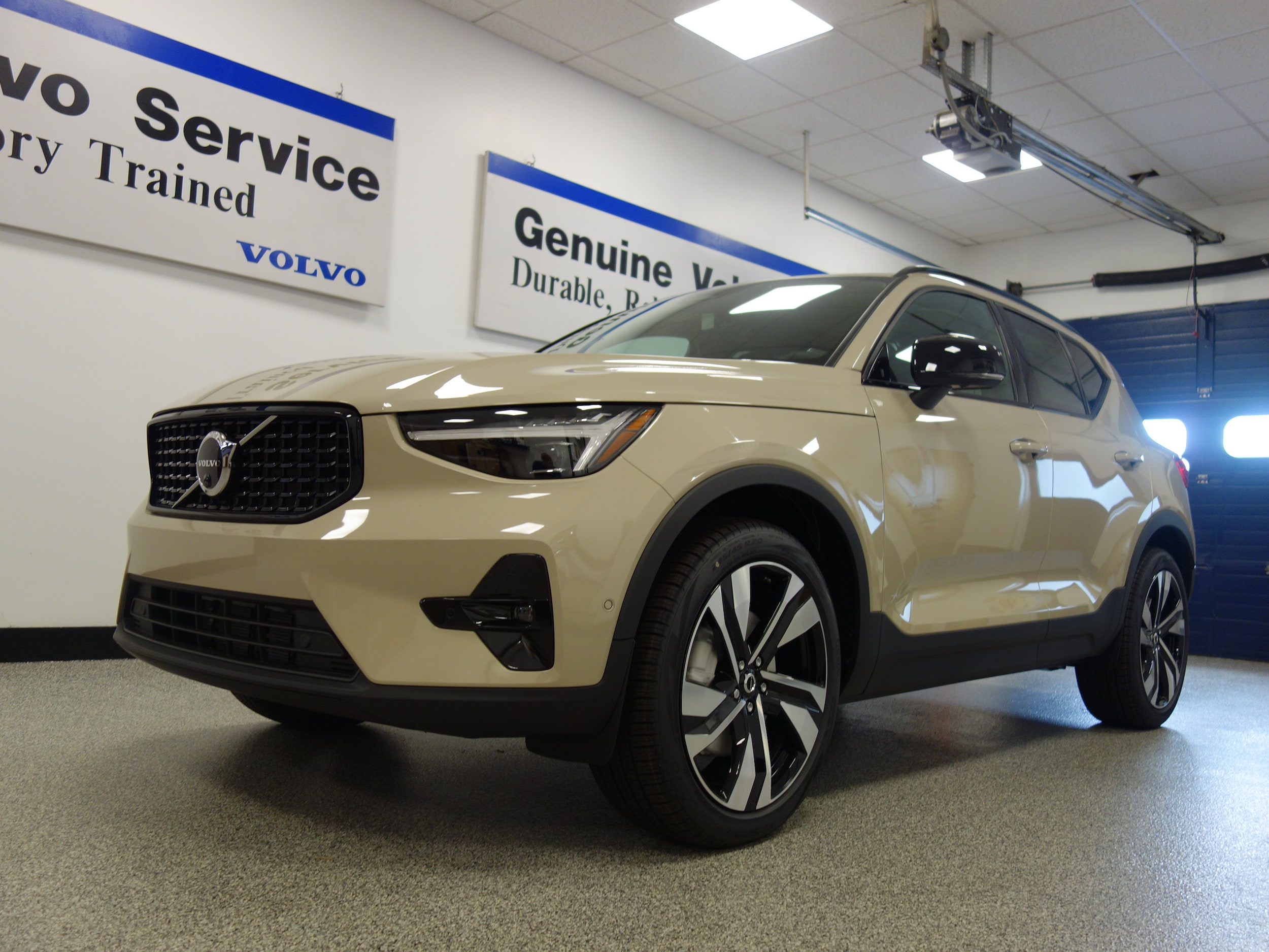 new 2025 Volvo XC40 car, priced at $51,040