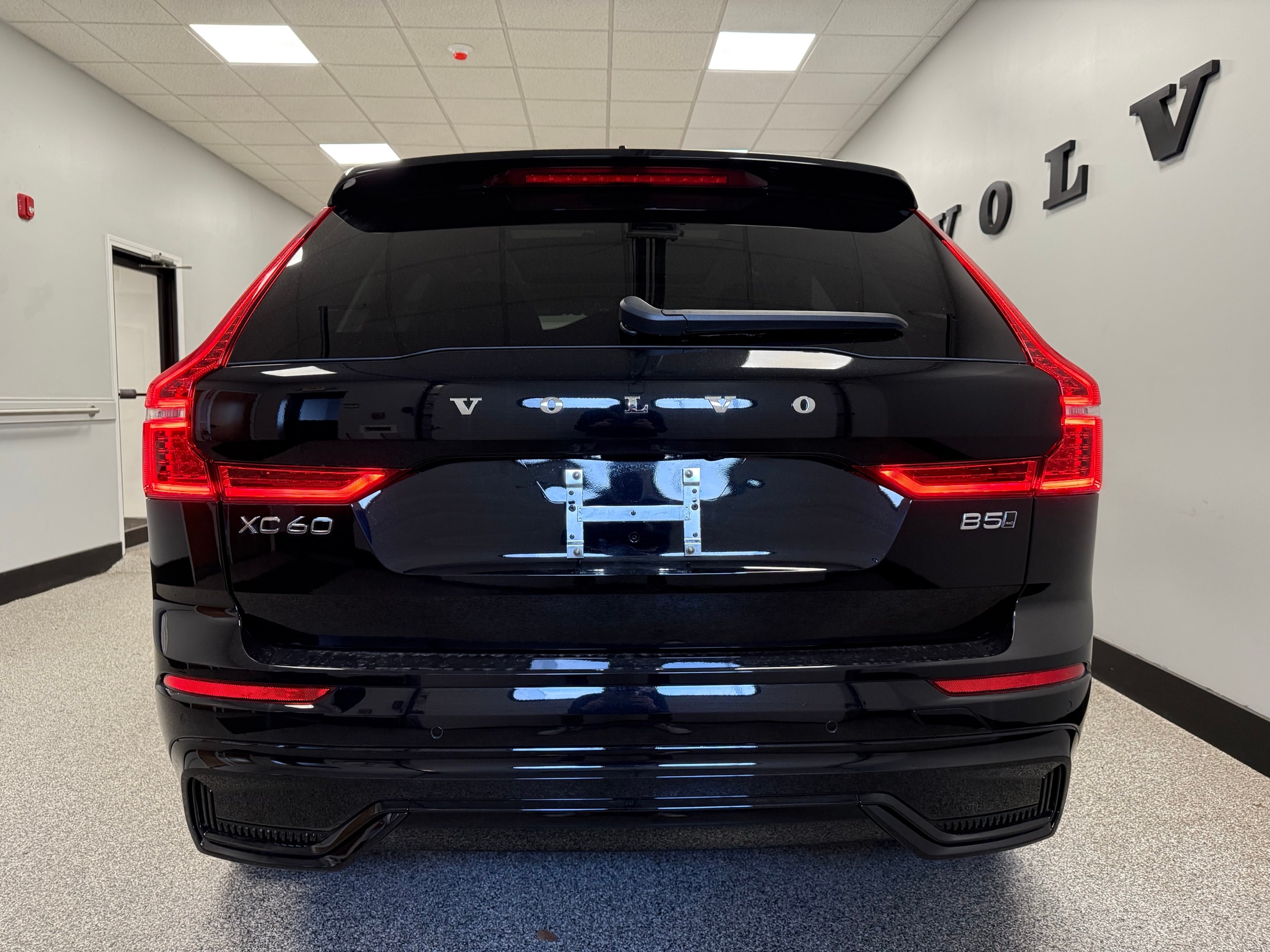 new 2025 Volvo XC60 car, priced at $61,005