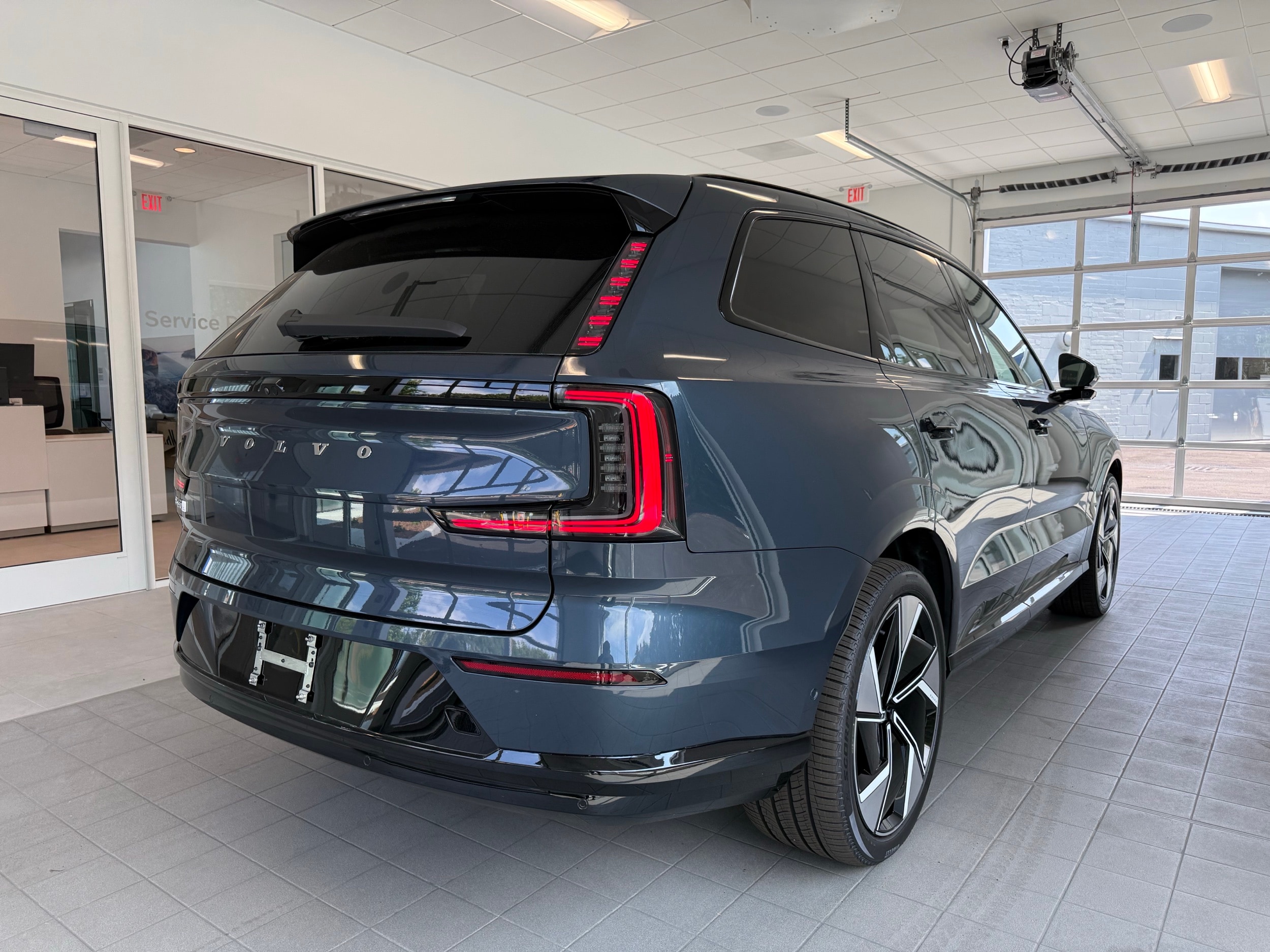 new 2025 Volvo EX90 car, priced at $94,640