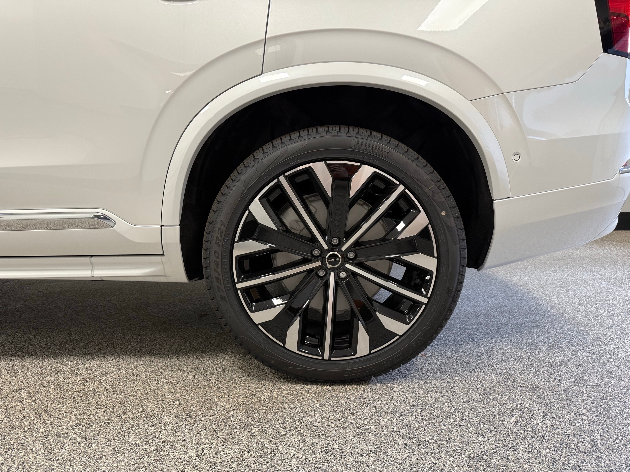 new 2025 Volvo XC90 car, priced at $69,155