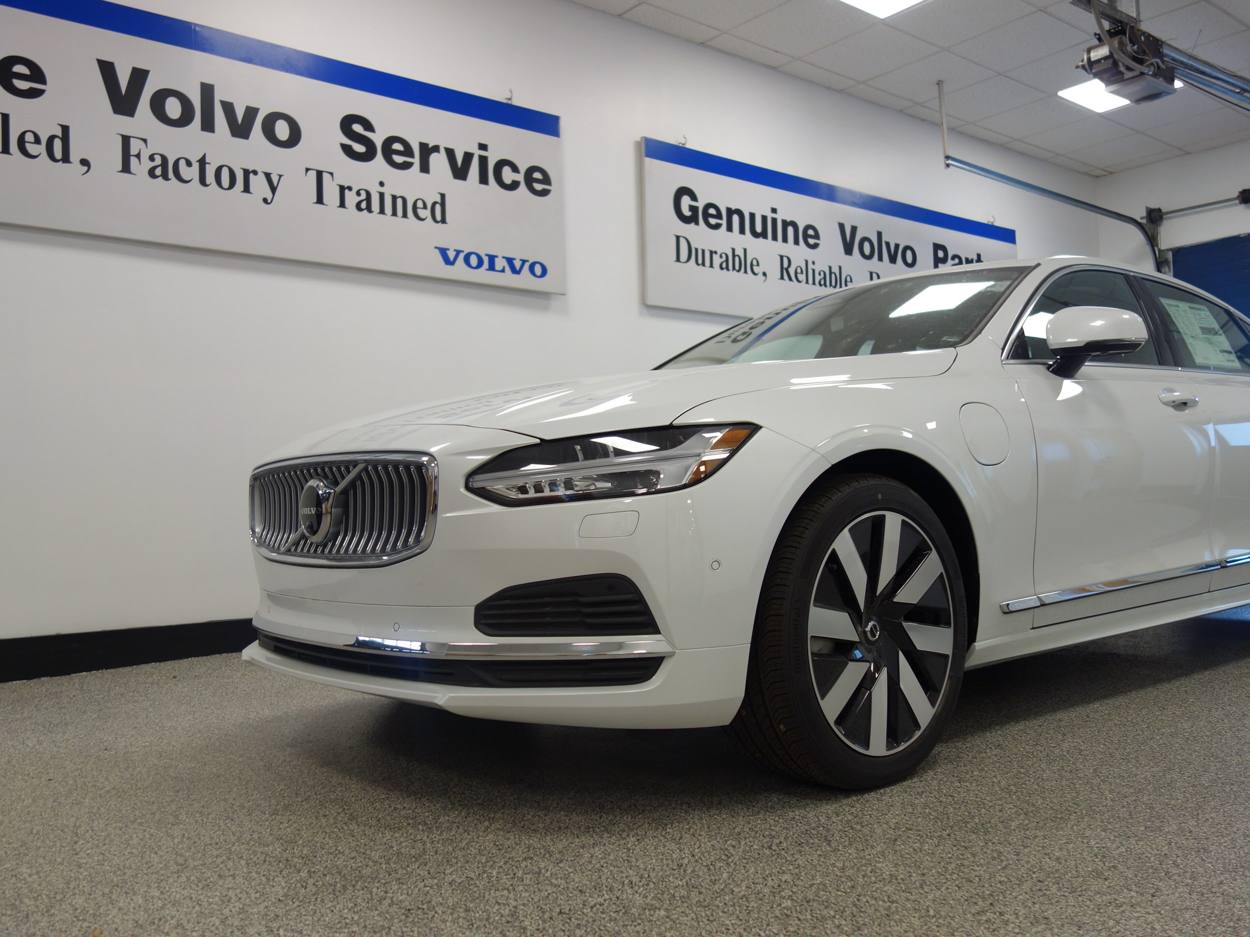 new 2024 Volvo S90 plug-in hybrid car, priced at $78,495