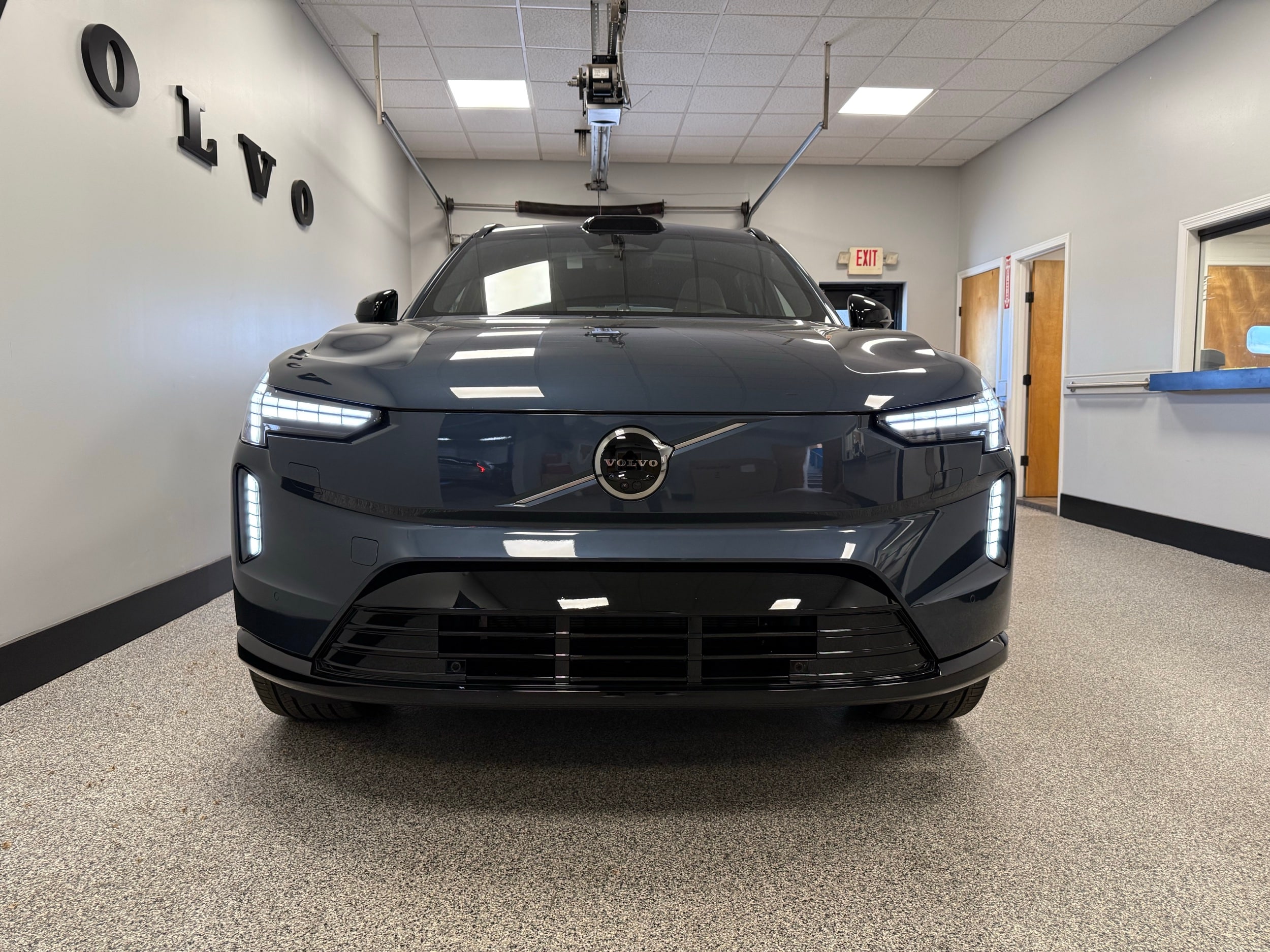 new 2025 Volvo EX90 car, priced at $91,290