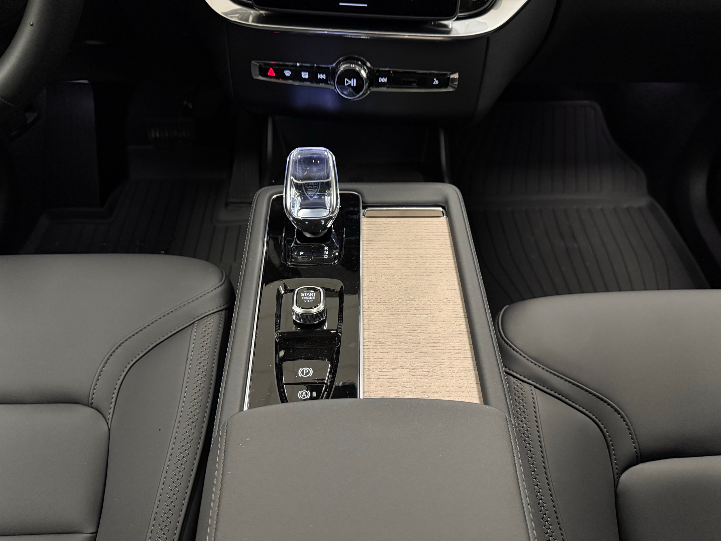 new 2025 Volvo XC90 plug-in hybrid car, priced at $79,195