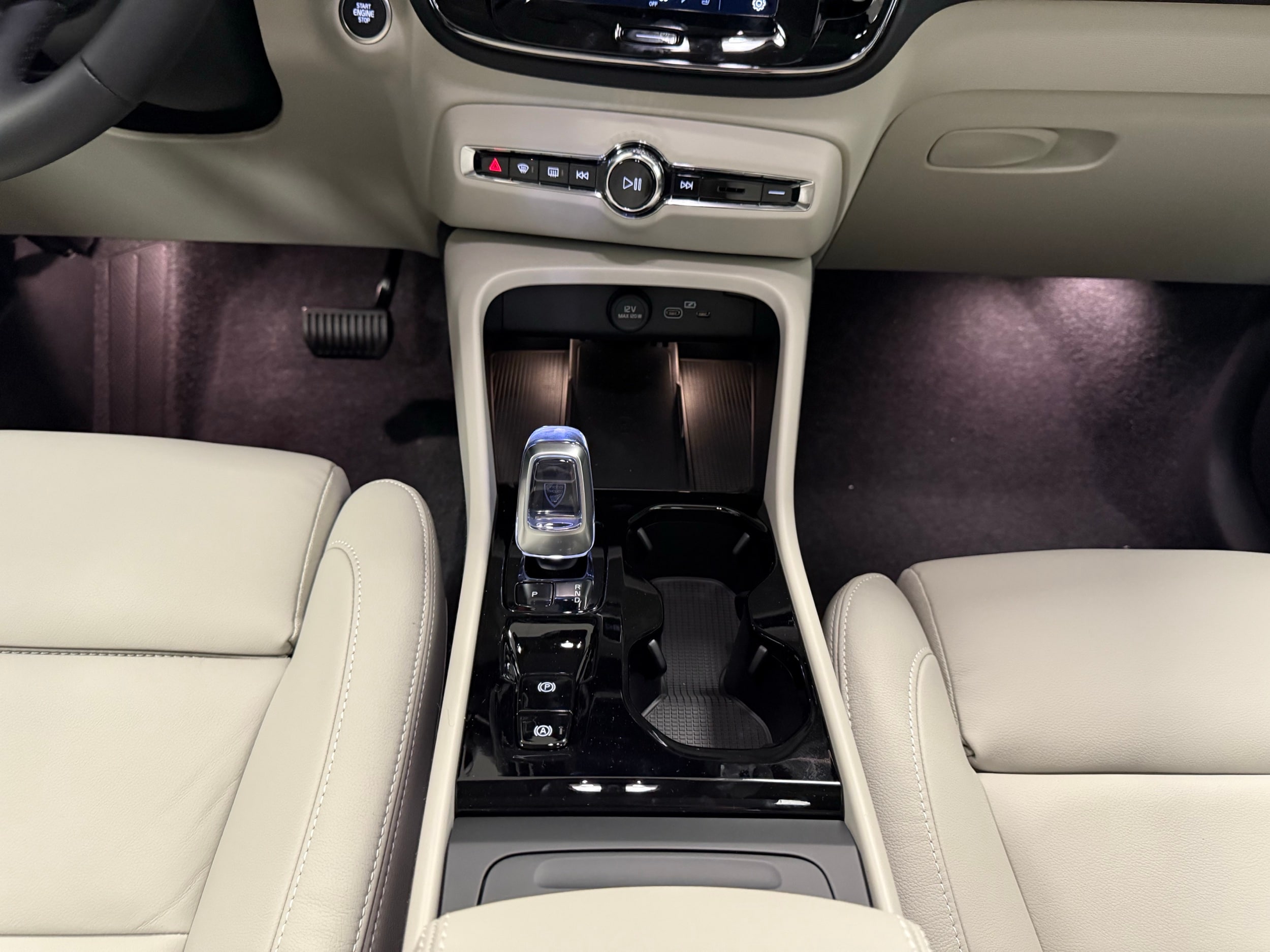 new 2025 Volvo XC40 car, priced at $49,810