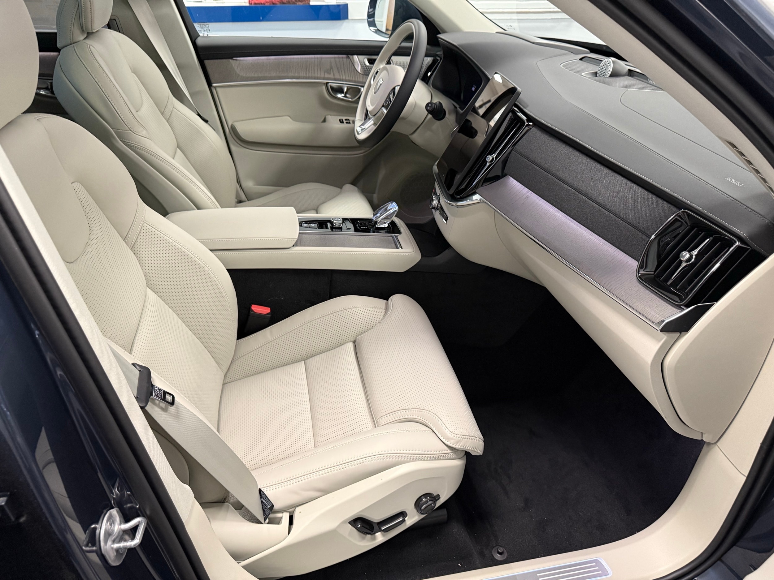 new 2025 Volvo XC90 car, priced at $76,045