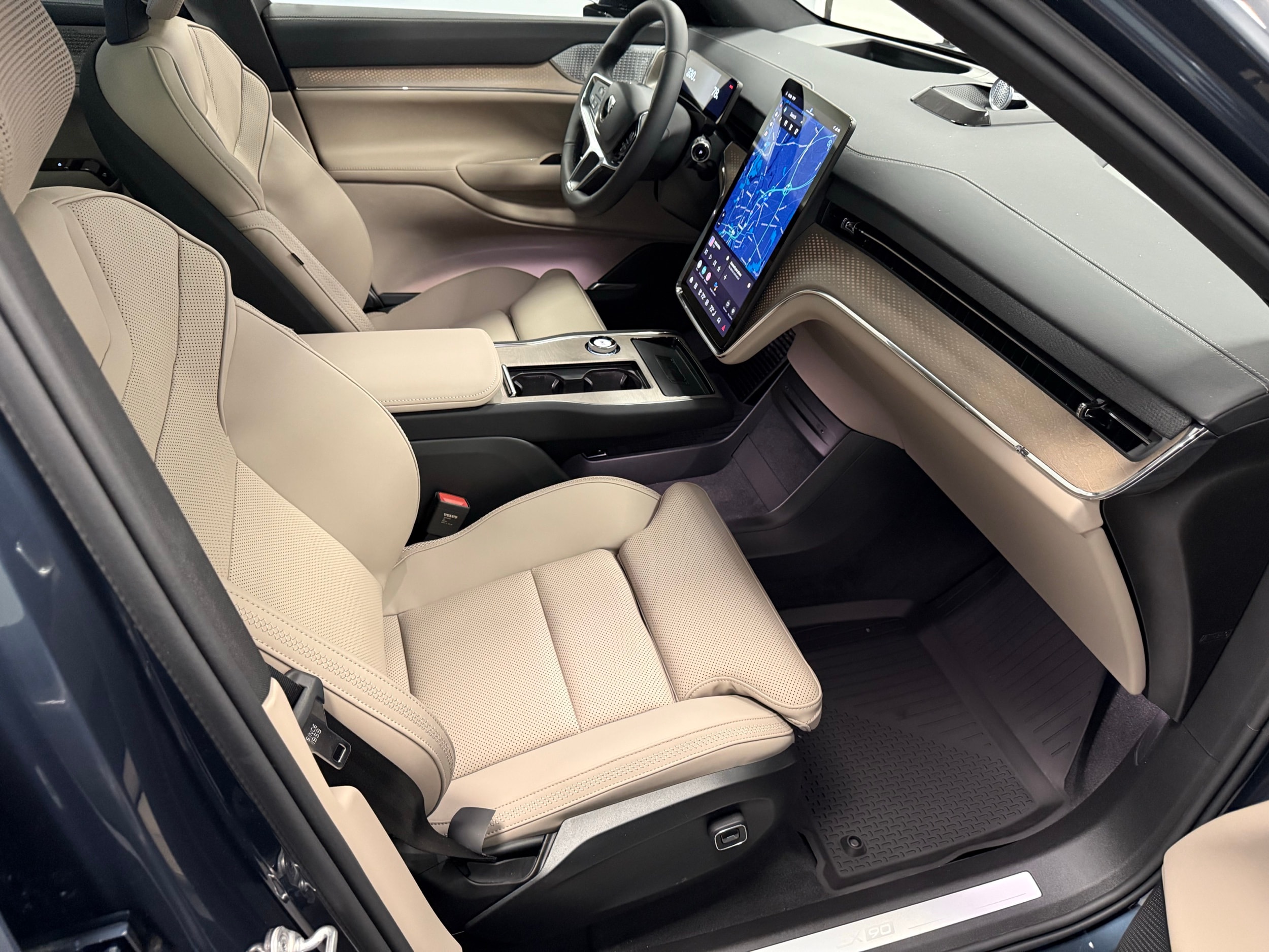 new 2025 Volvo EX90 car, priced at $91,290