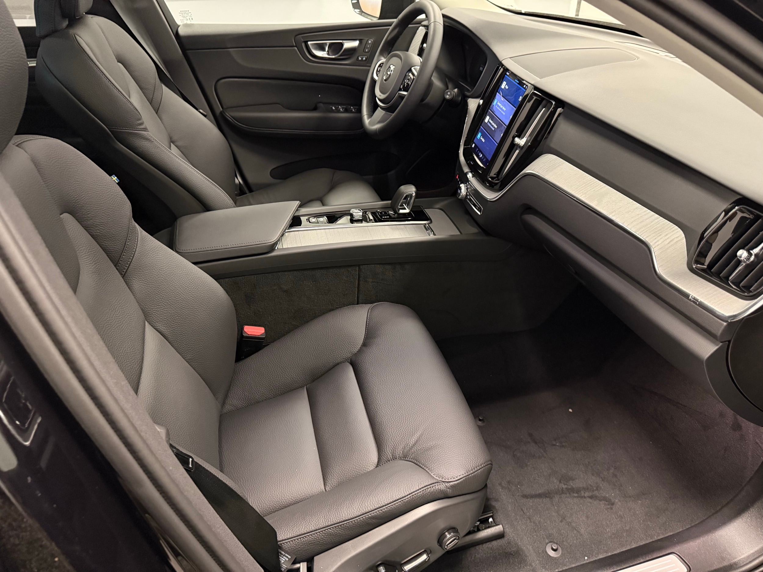 new 2025 Volvo XC60 car, priced at $55,360