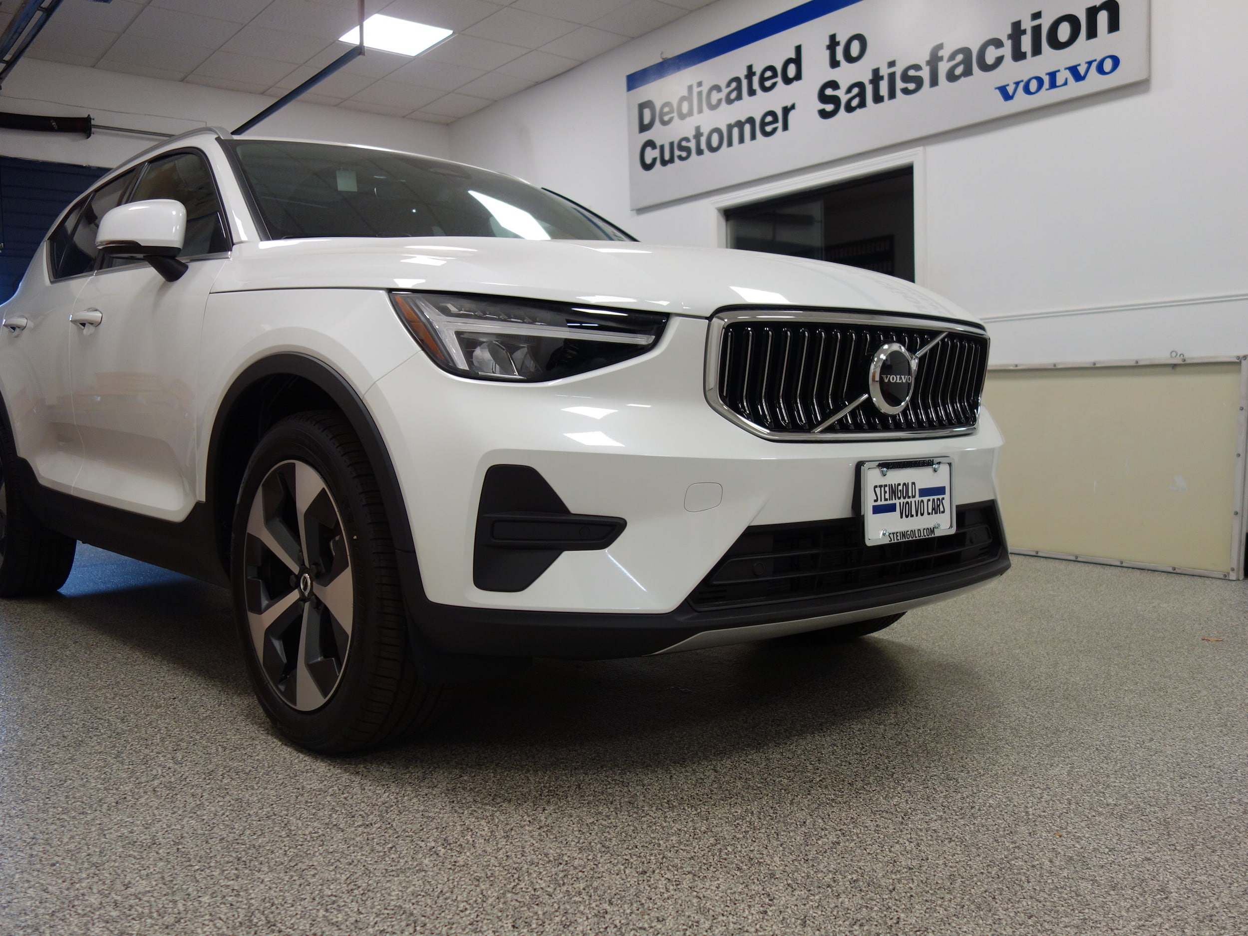 new 2025 Volvo XC40 car, priced at $46,015