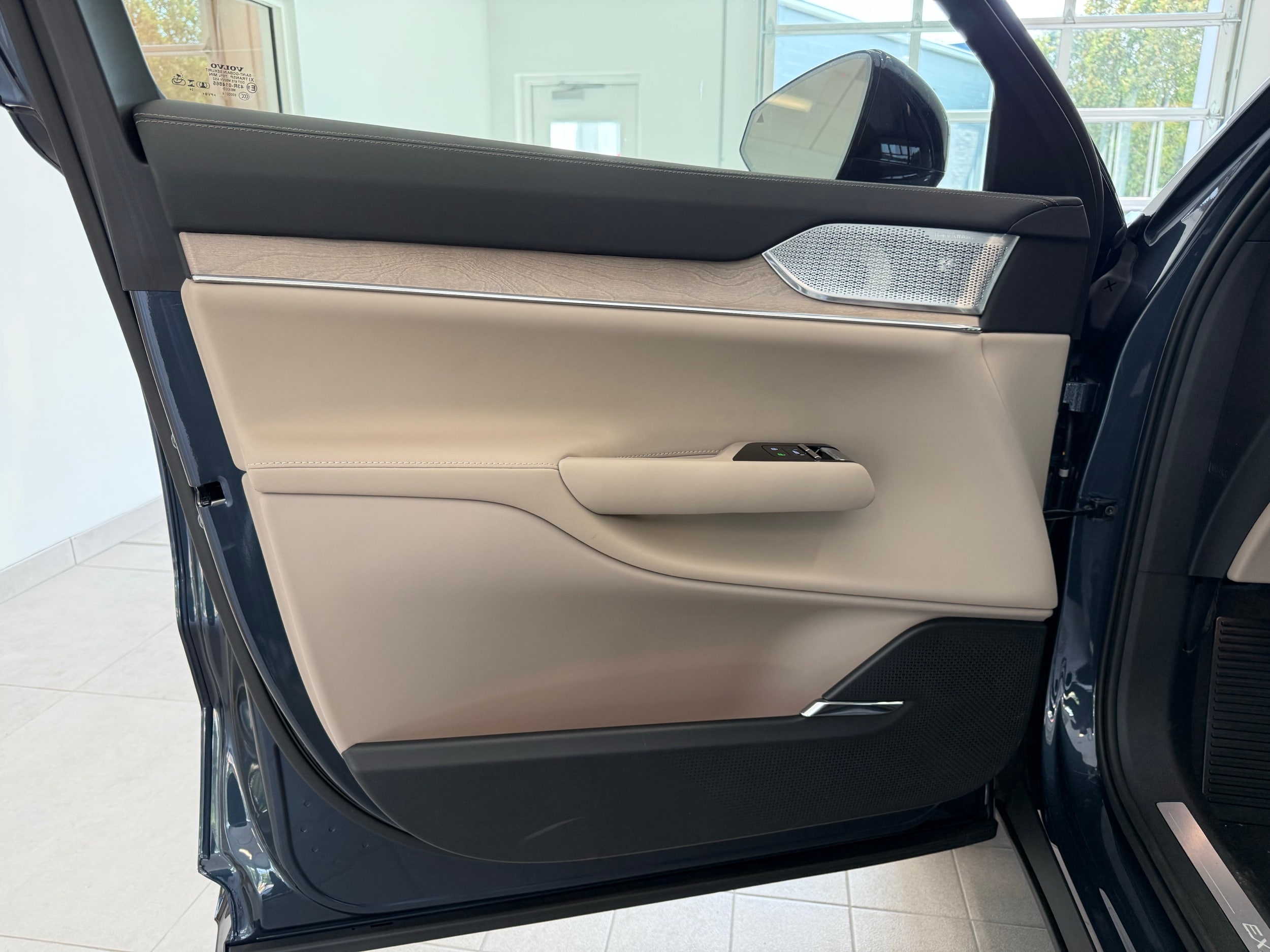new 2025 Volvo EX90 car, priced at $94,640