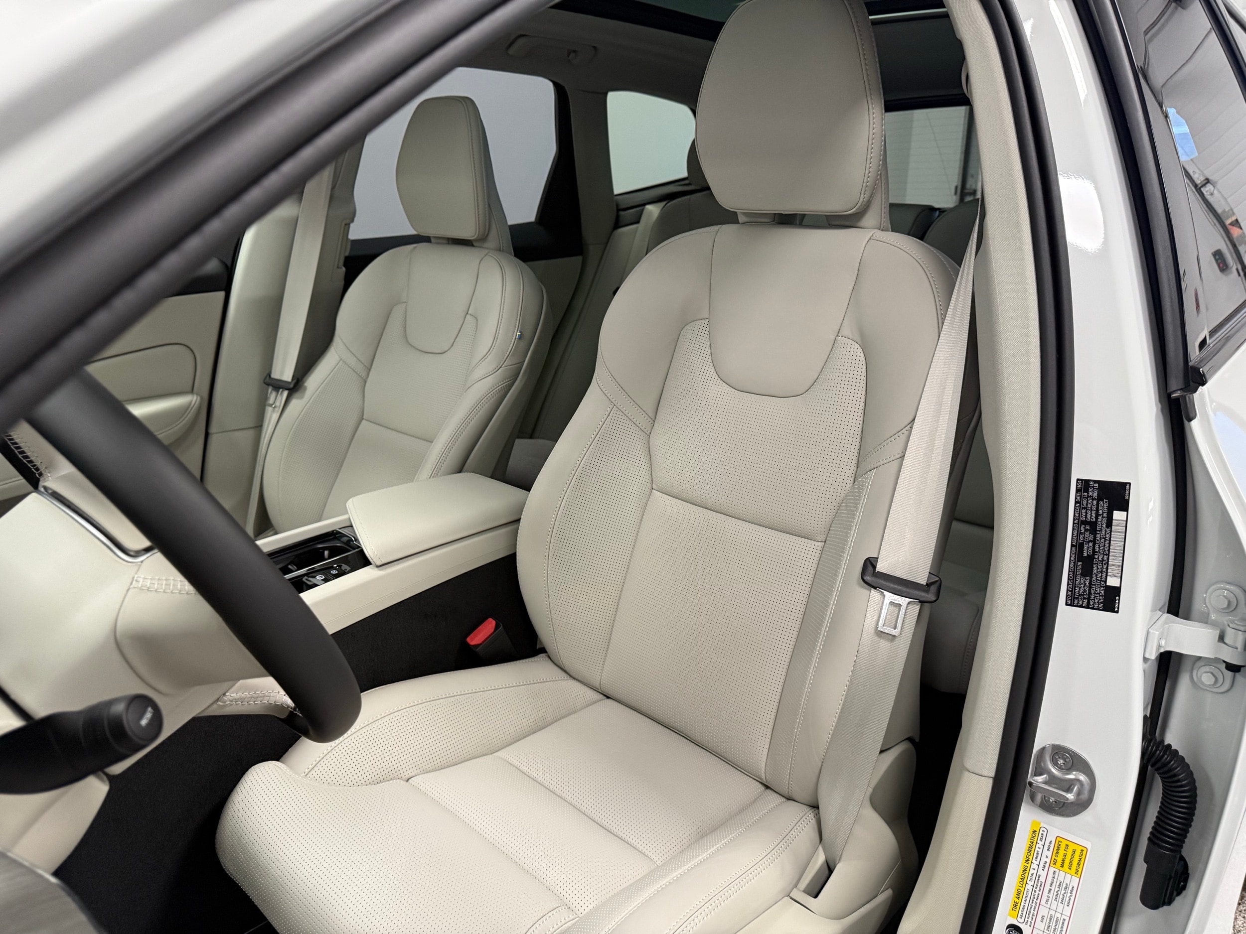 new 2025 Volvo XC60 car, priced at $60,660