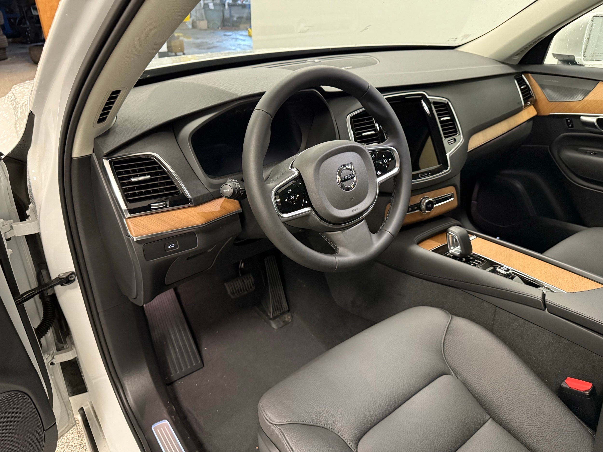 new 2025 Volvo XC90 car, priced at $68,455