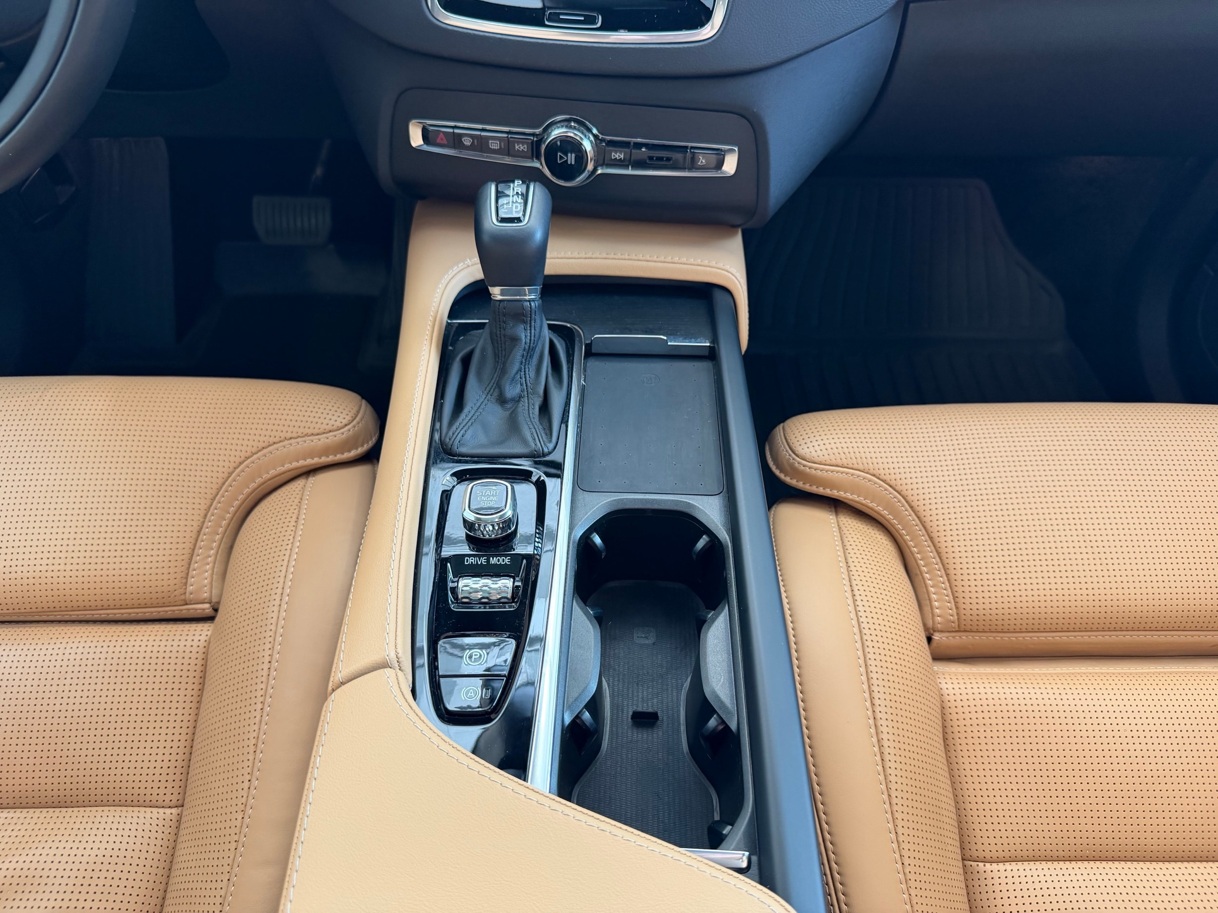 used 2021 Volvo XC90 car, priced at $38,400