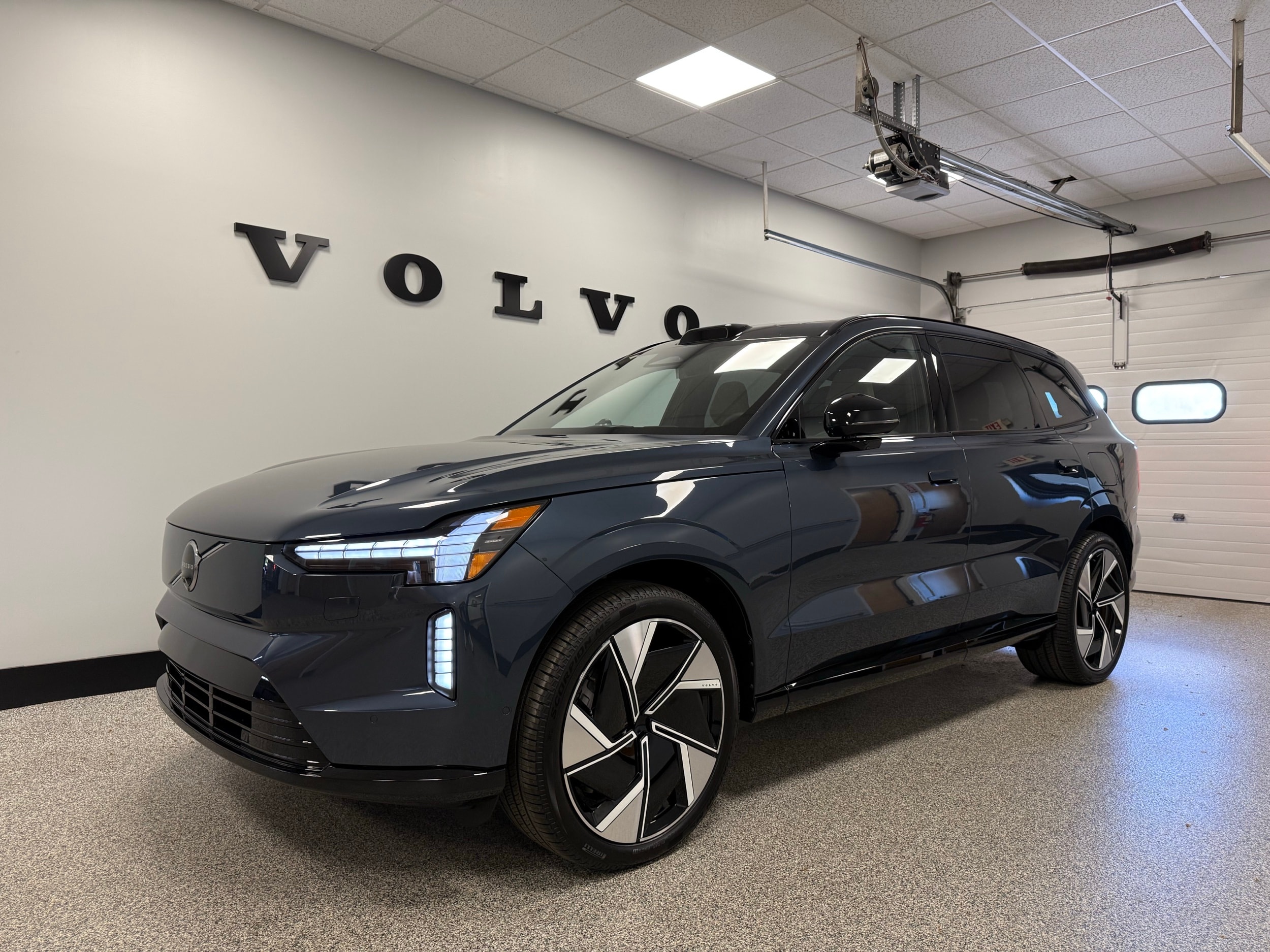 new 2025 Volvo EX90 car, priced at $91,290