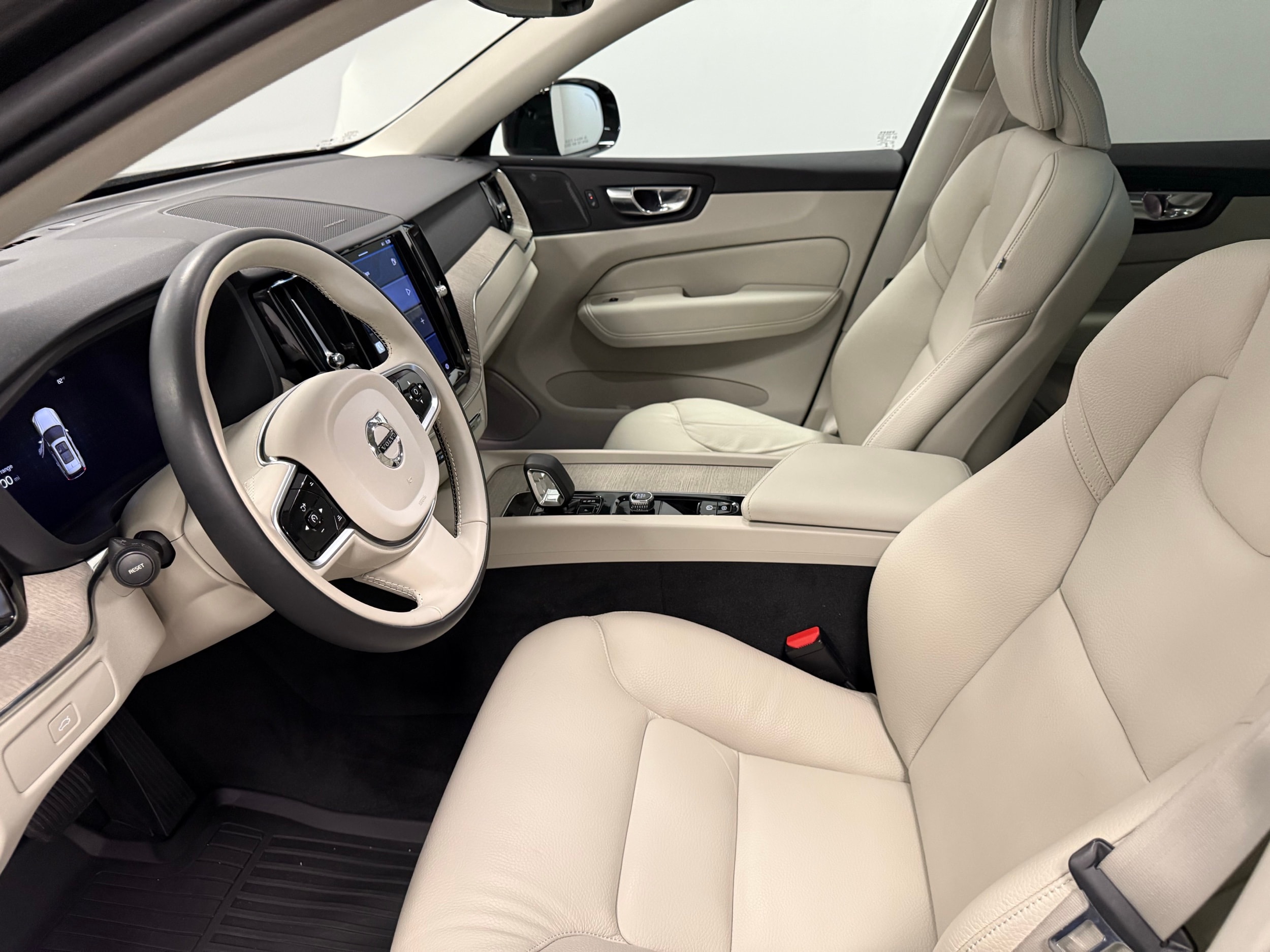 used 2023 Volvo XC60 car, priced at $43,500