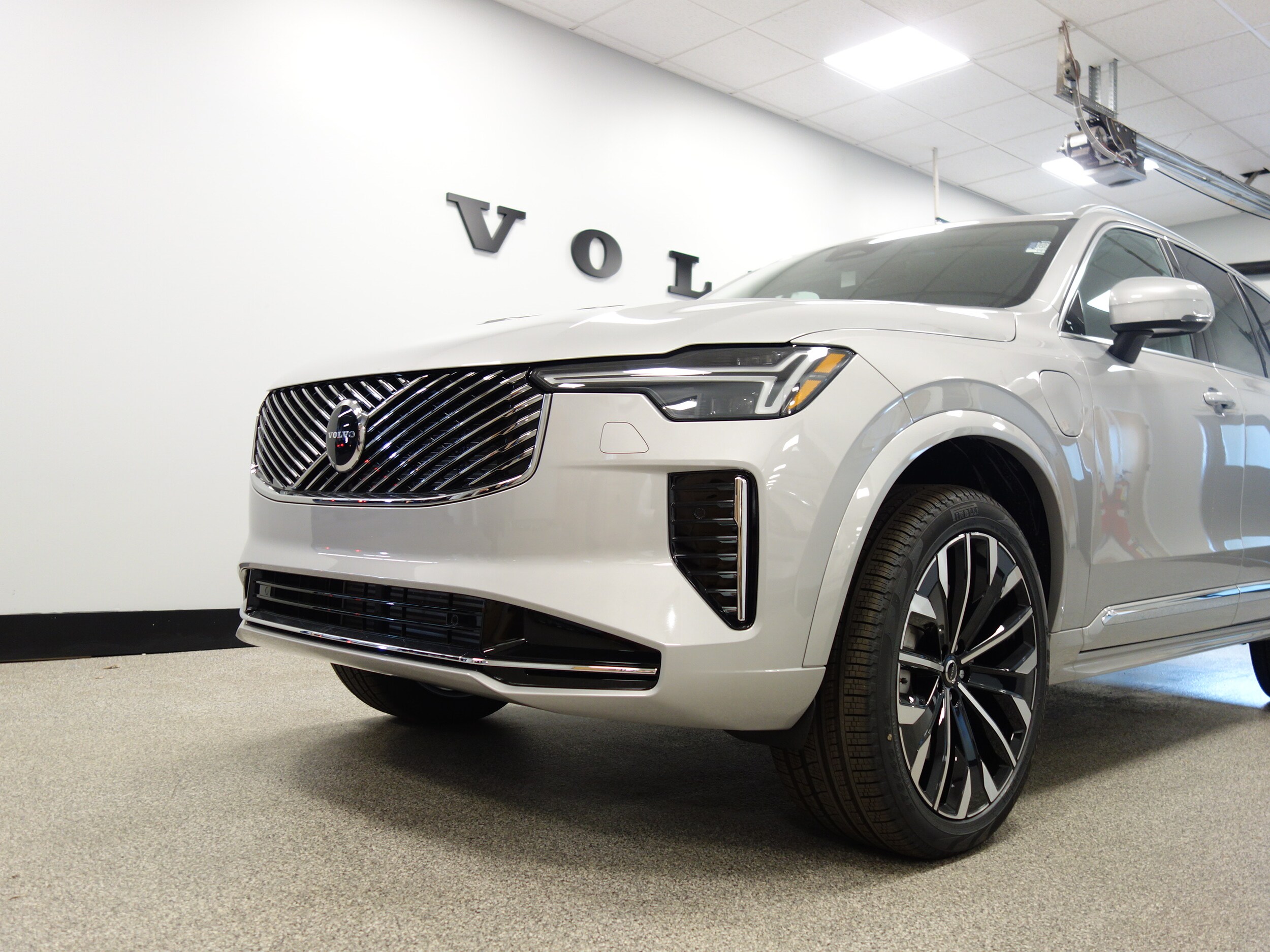 new 2025 Volvo XC90 plug-in hybrid car, priced at $77,145