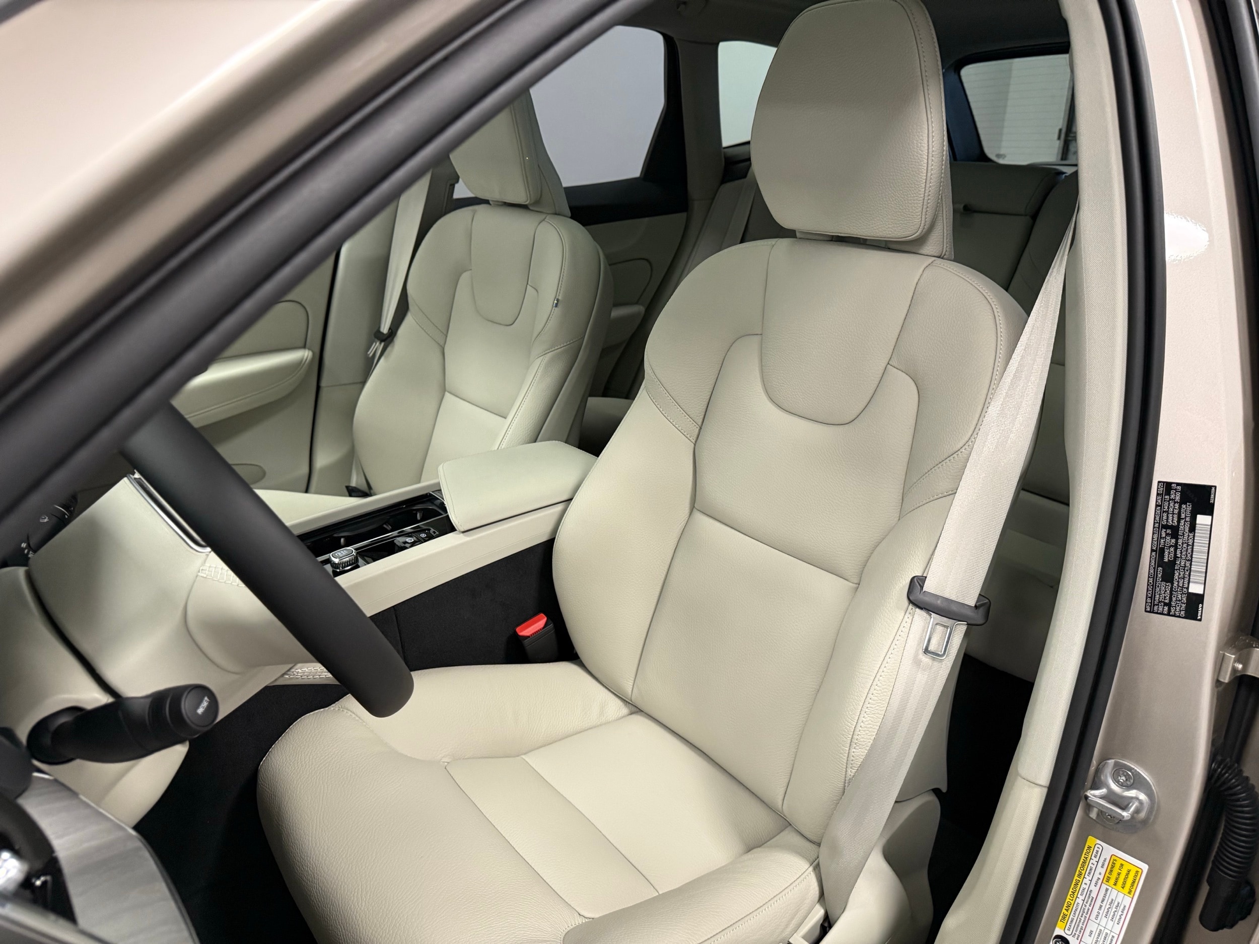 new 2025 Volvo XC60 car, priced at $55,360
