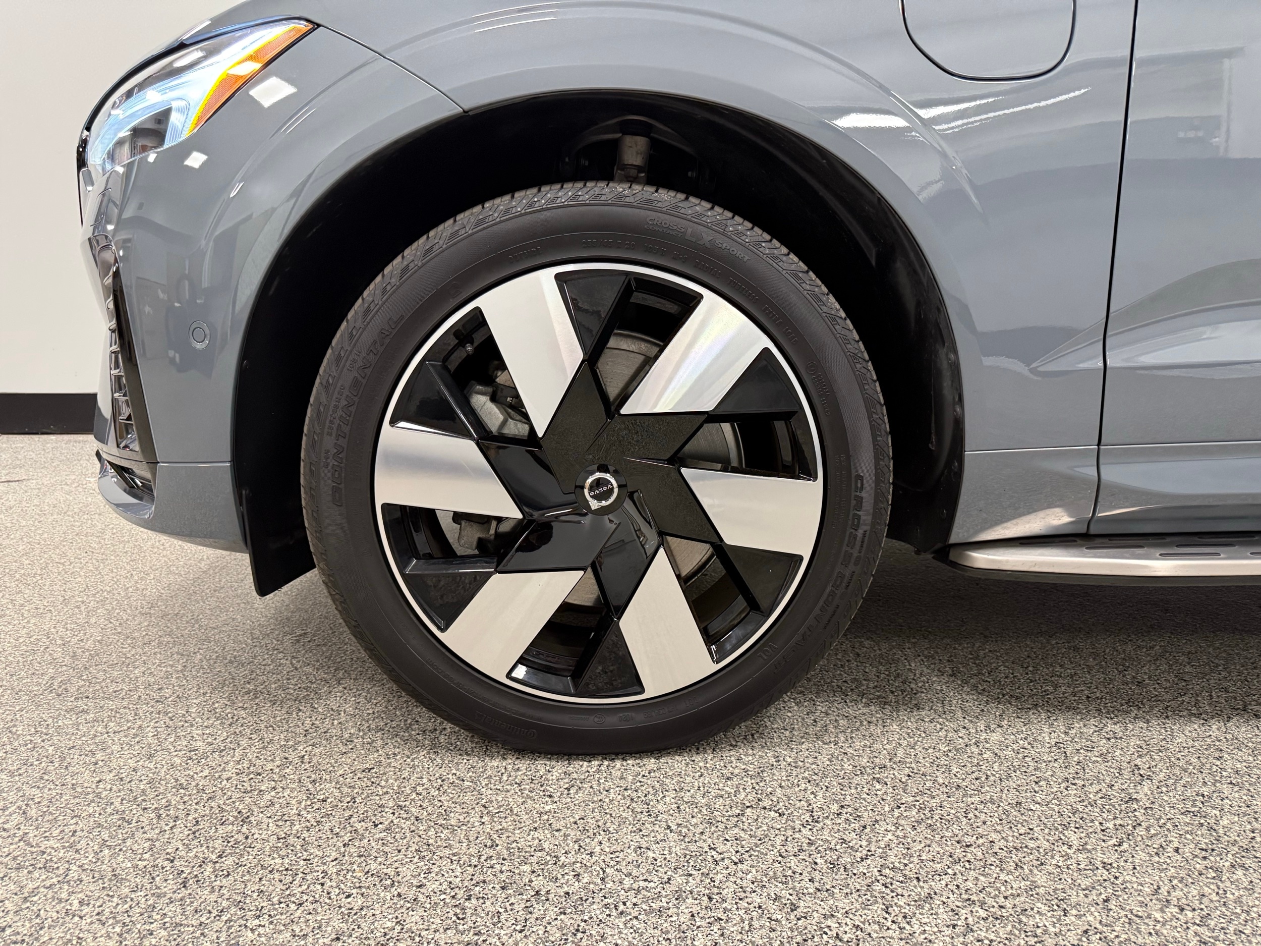 new 2024 Volvo XC60 plug-in hybrid car, priced at $59,920