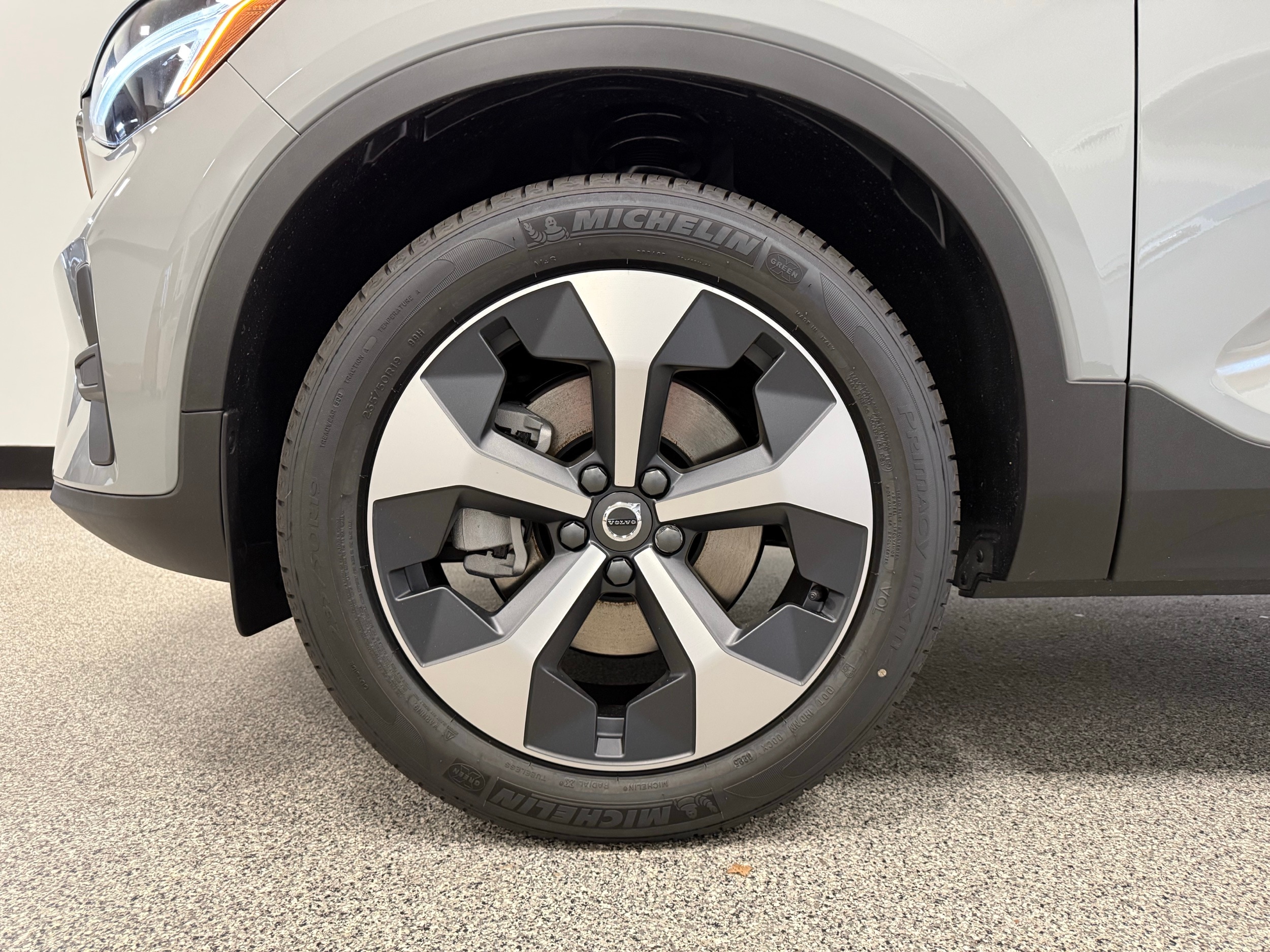 new 2025 Volvo XC40 car, priced at $46,035