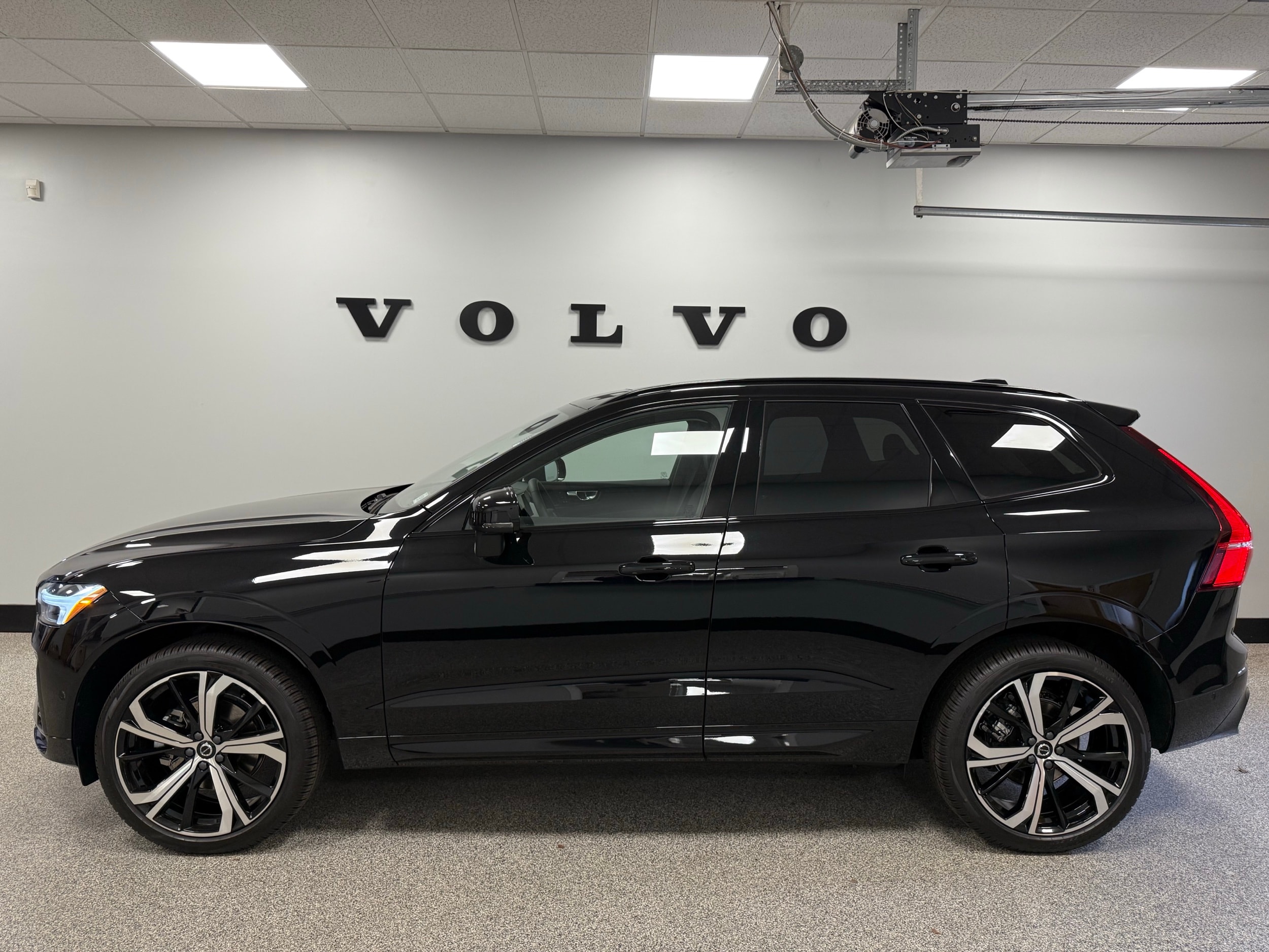 new 2025 Volvo XC60 car, priced at $61,005