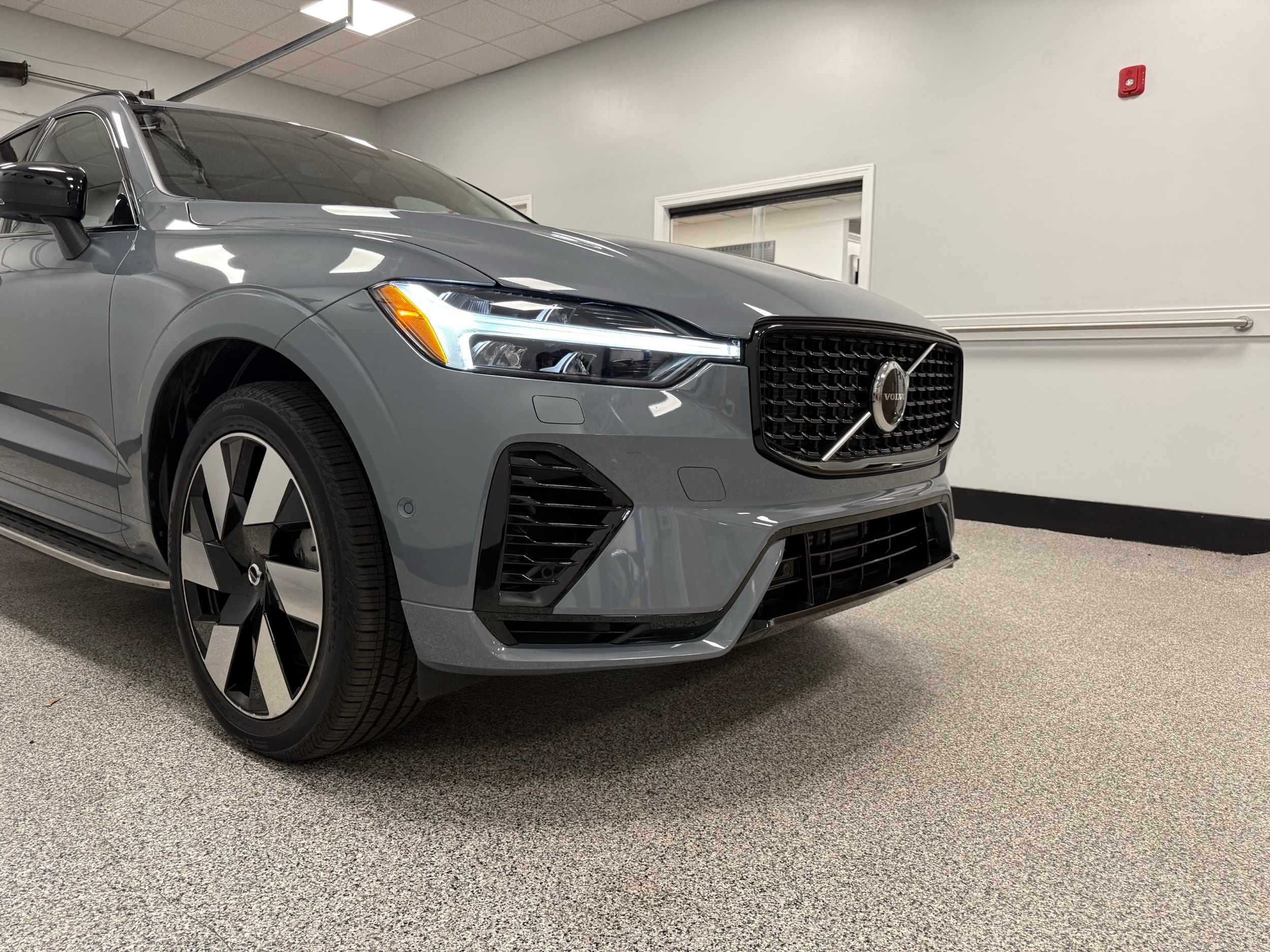 new 2024 Volvo XC60 plug-in hybrid car, priced at $59,920