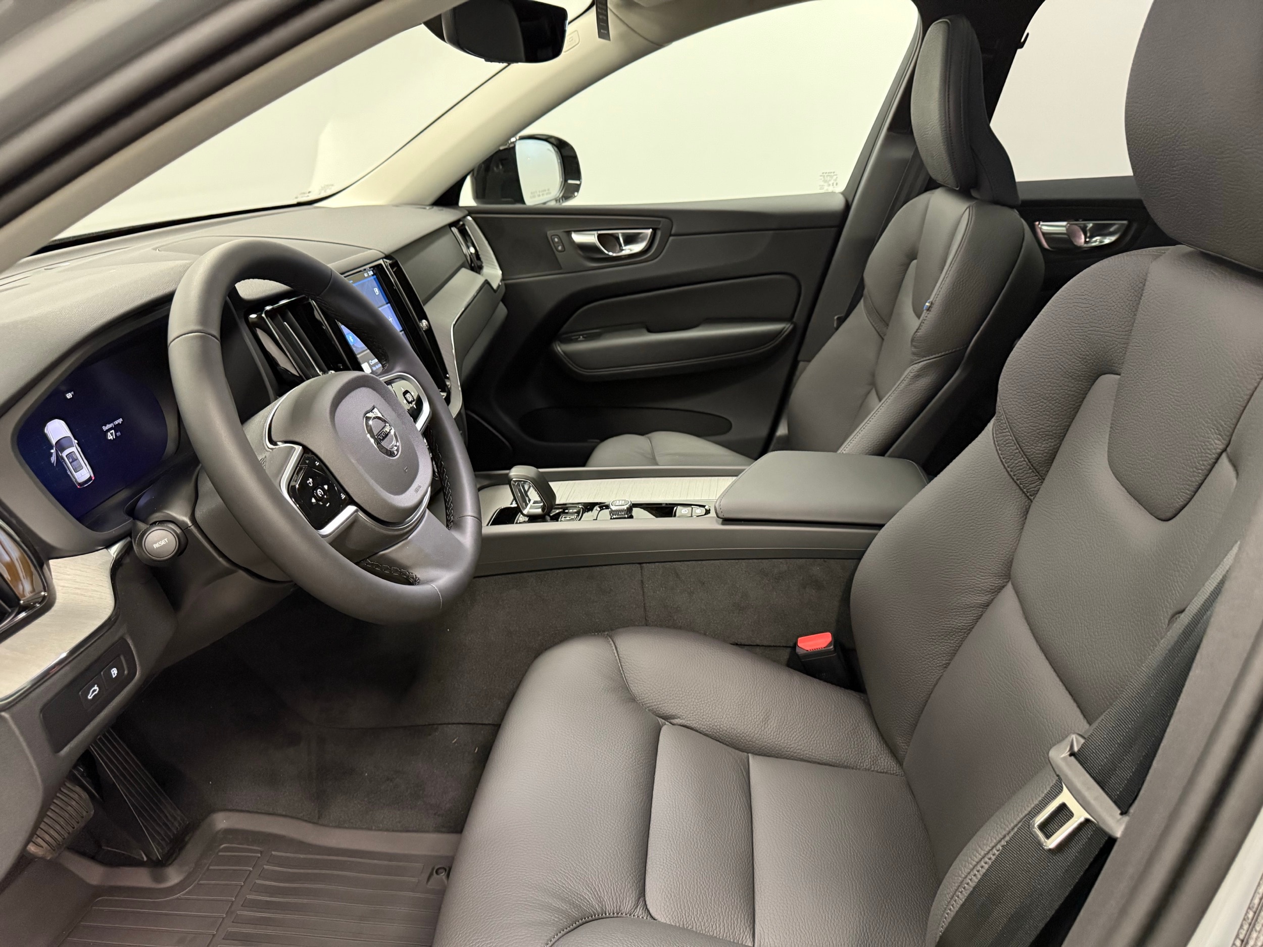 new 2025 Volvo XC60 plug-in hybrid car, priced at $66,260