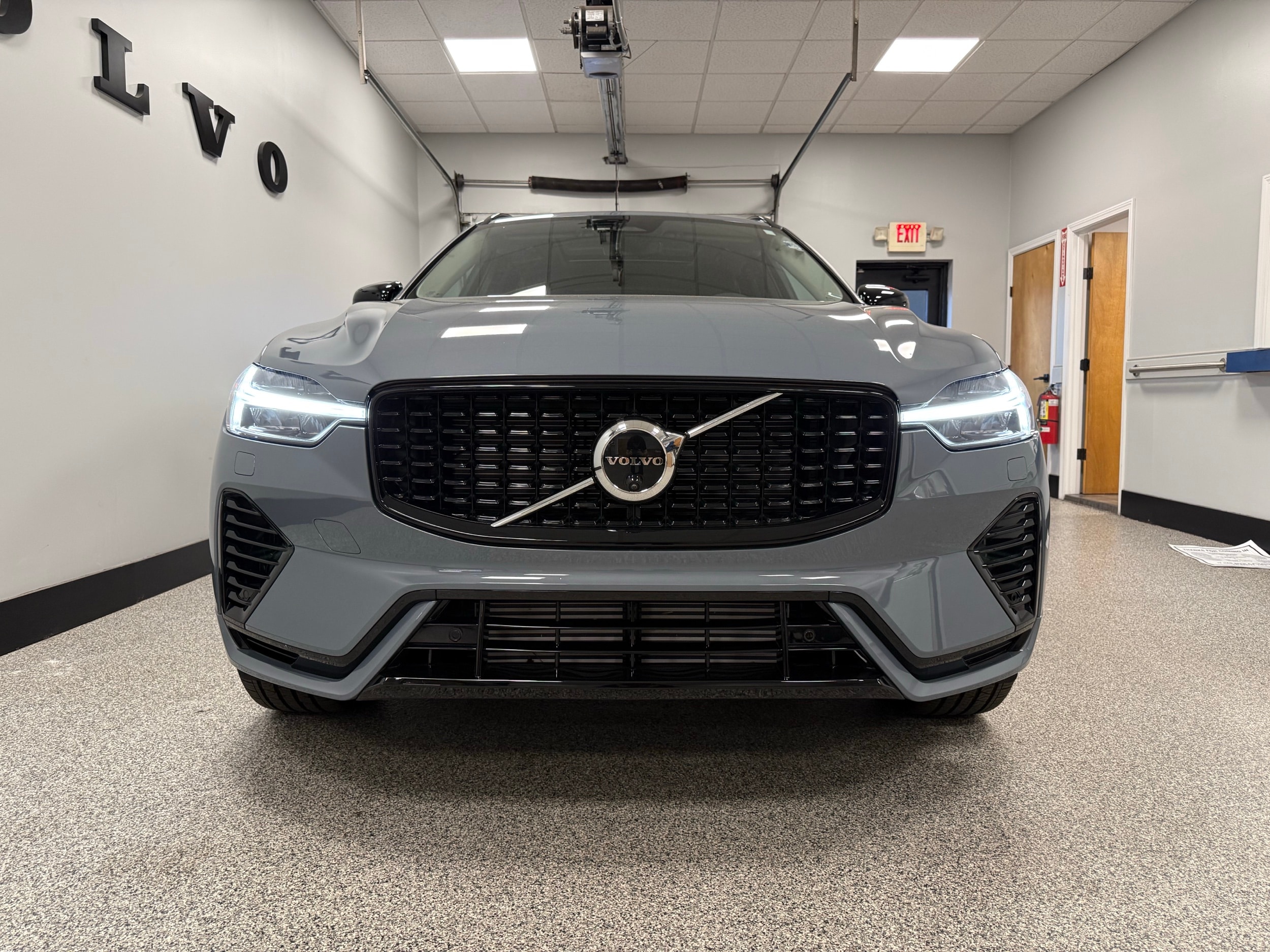 new 2024 Volvo XC60 plug-in hybrid car, priced at $59,920
