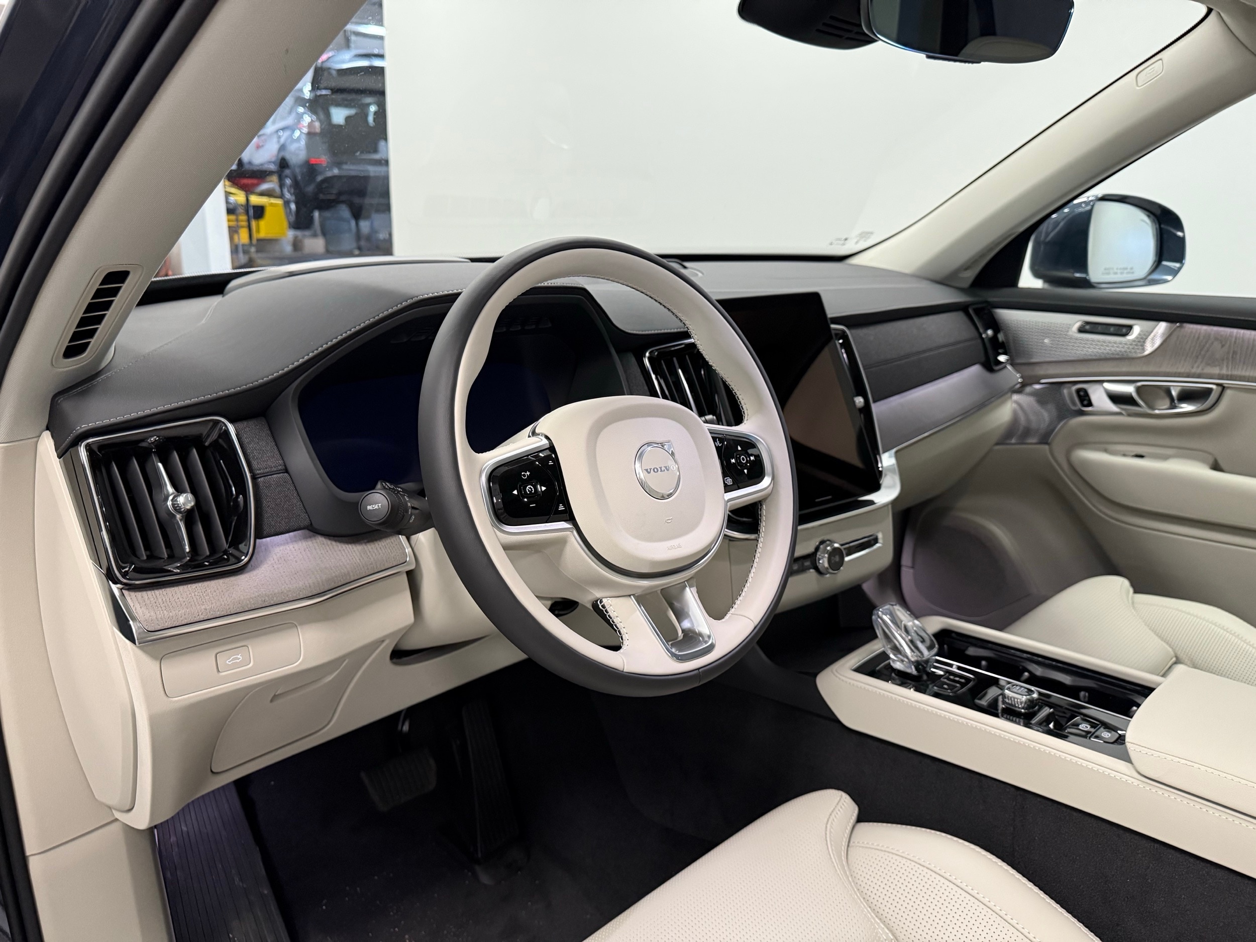 new 2025 Volvo XC90 car, priced at $76,045