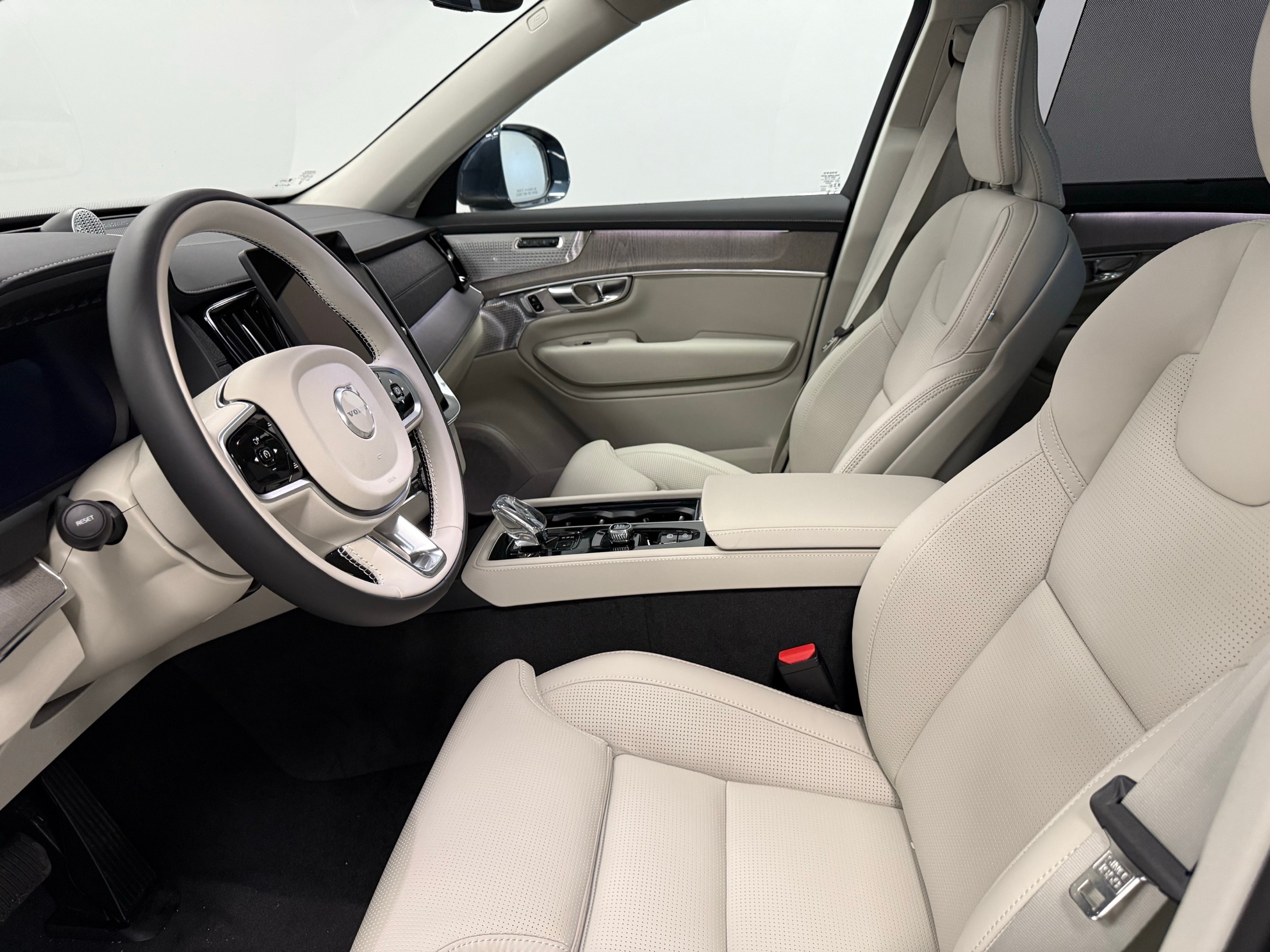 new 2025 Volvo XC90 car, priced at $76,045