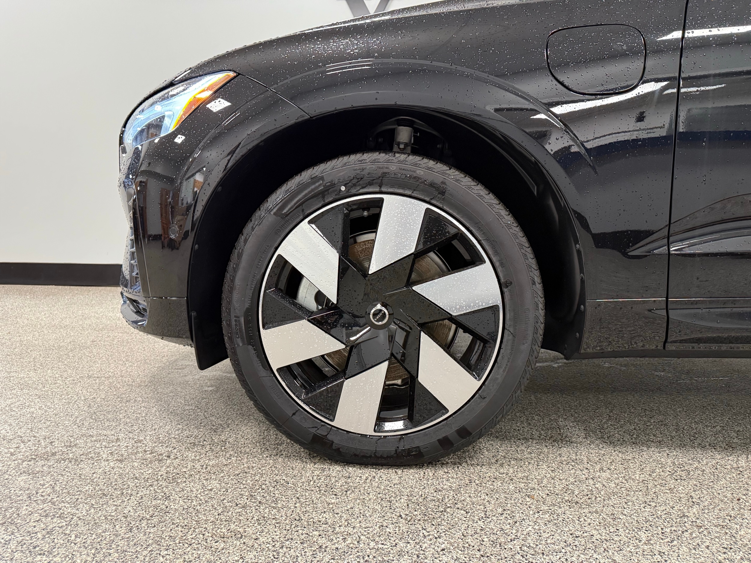 new 2025 Volvo XC60 plug-in hybrid car, priced at $66,235