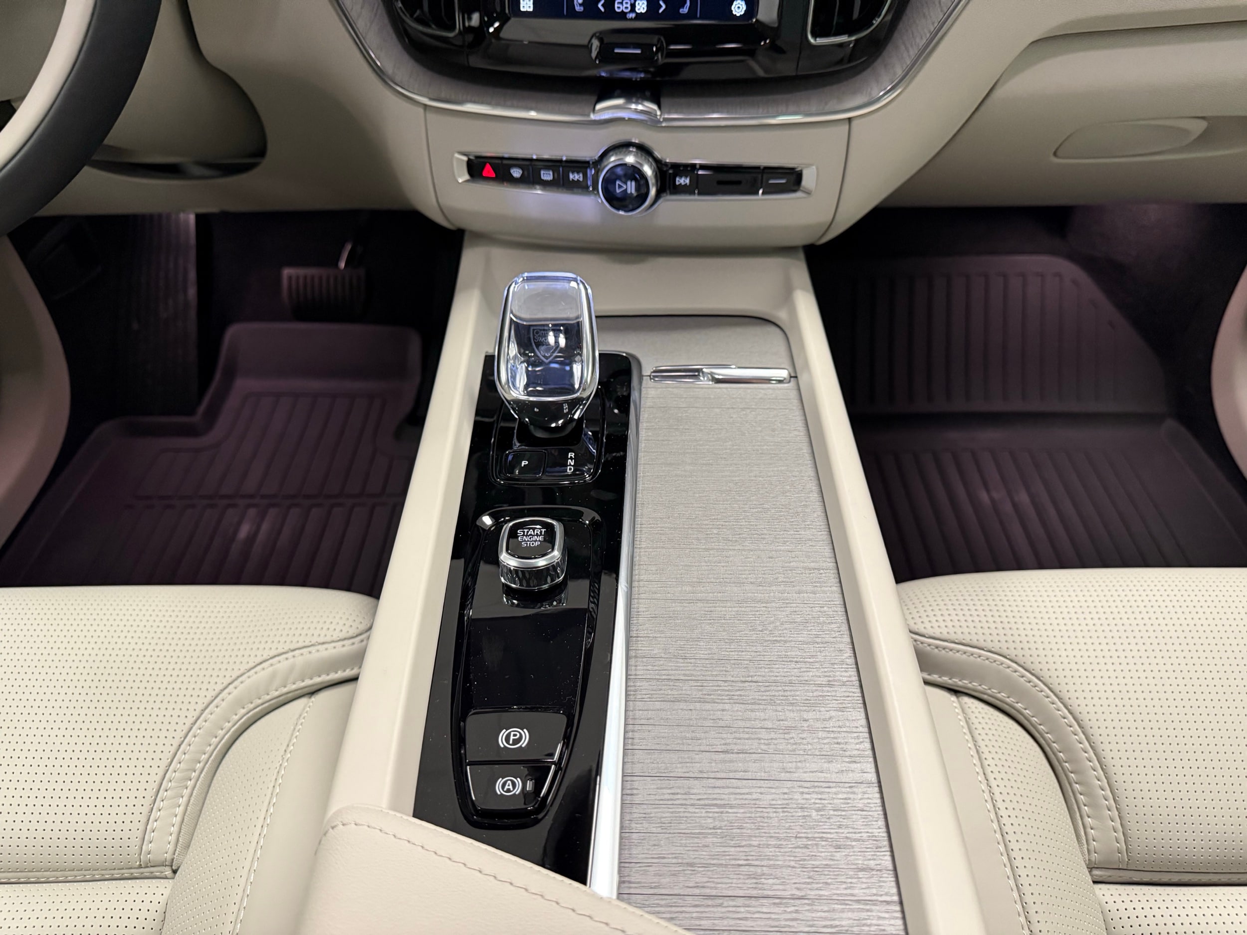 new 2025 Volvo XC60 car, priced at $60,660