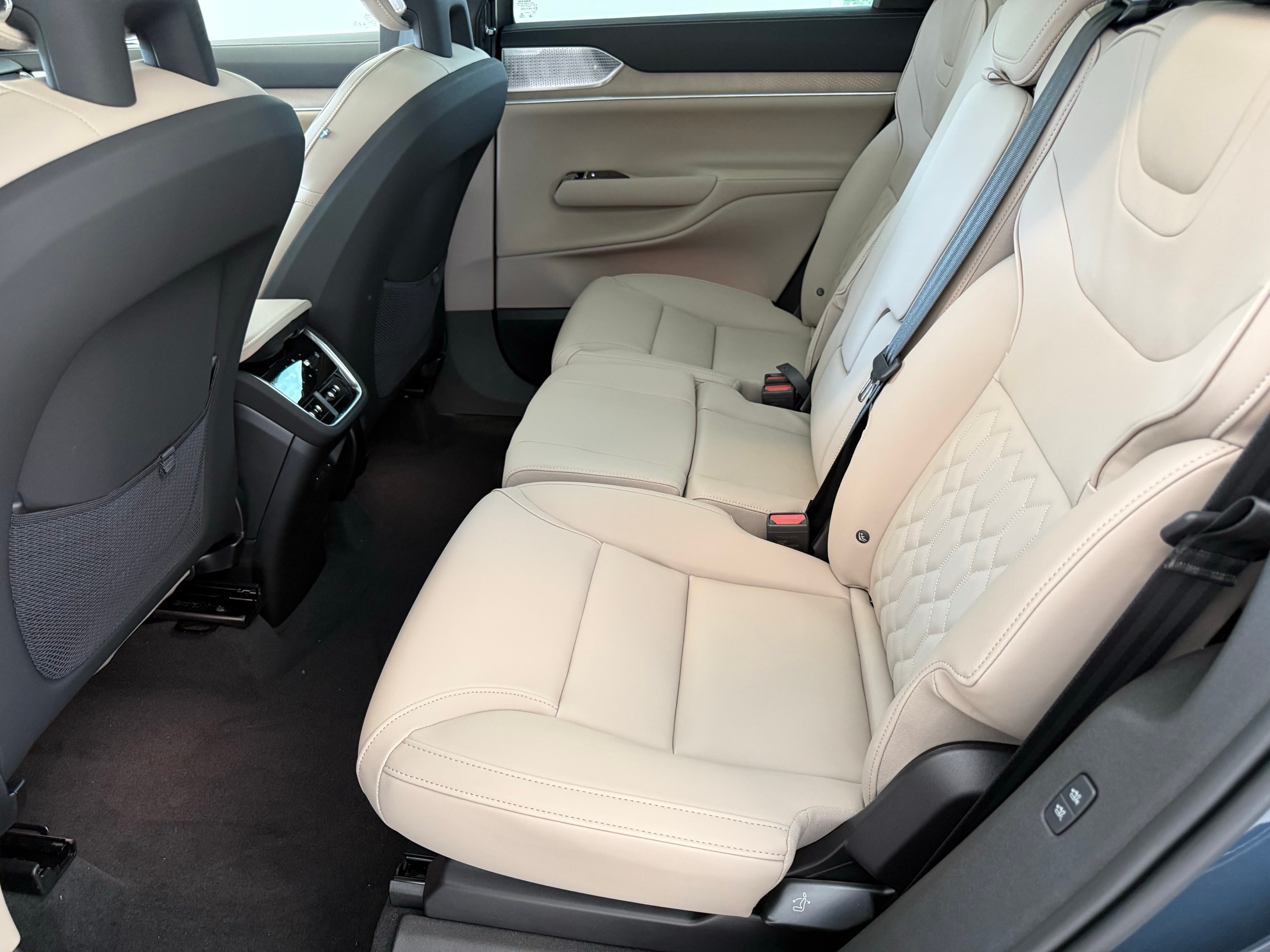 new 2025 Volvo EX90 car, priced at $94,640