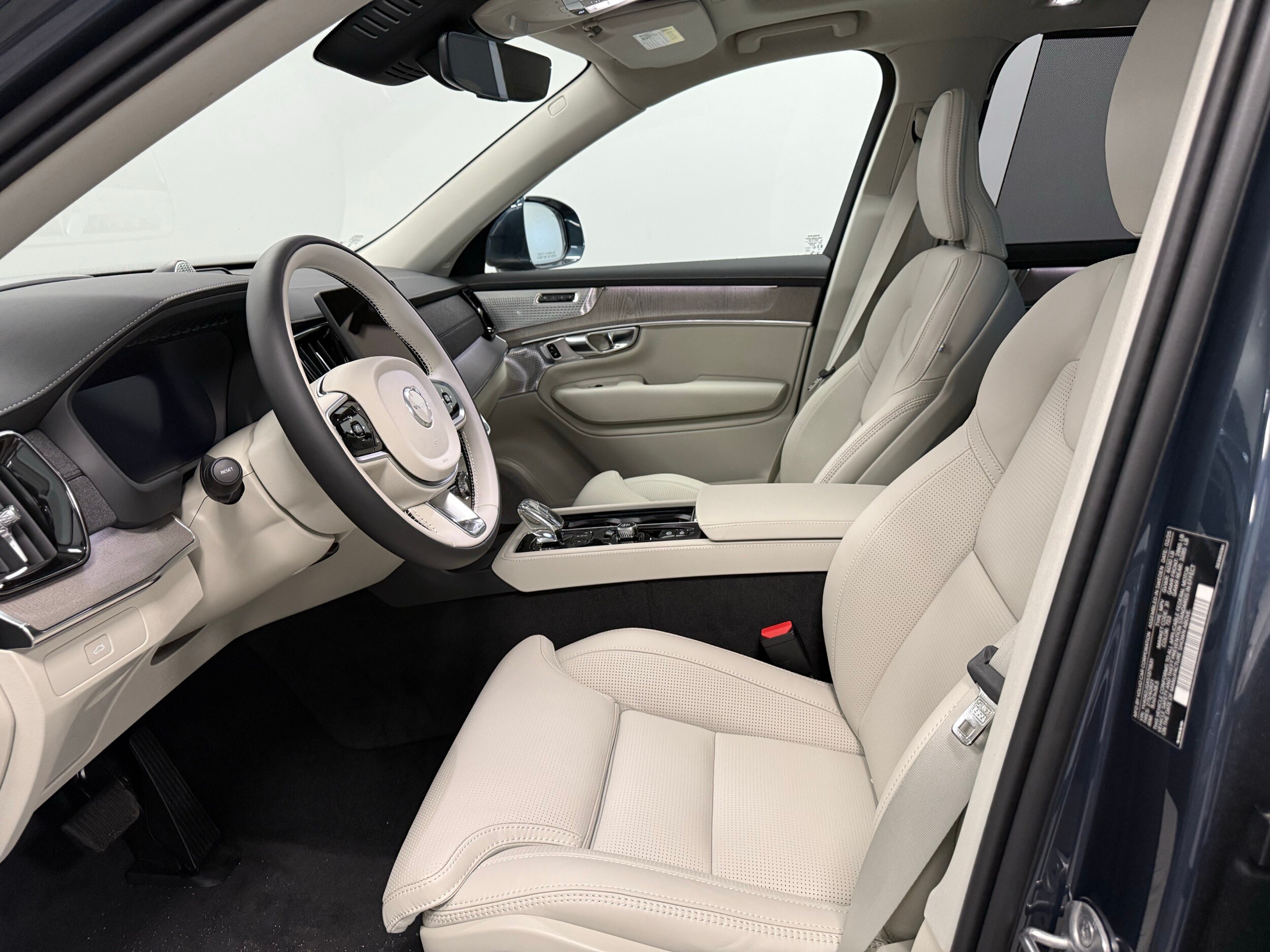 new 2025 Volvo XC90 car, priced at $76,045