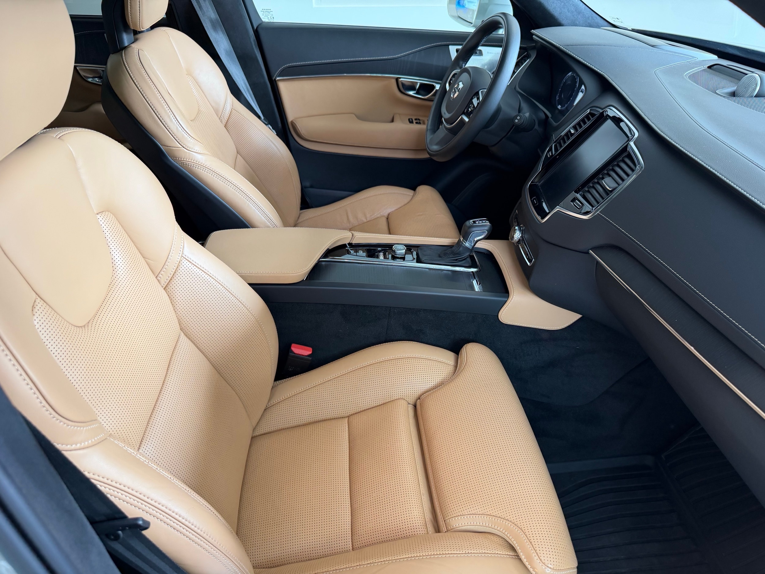 used 2021 Volvo XC90 car, priced at $38,400