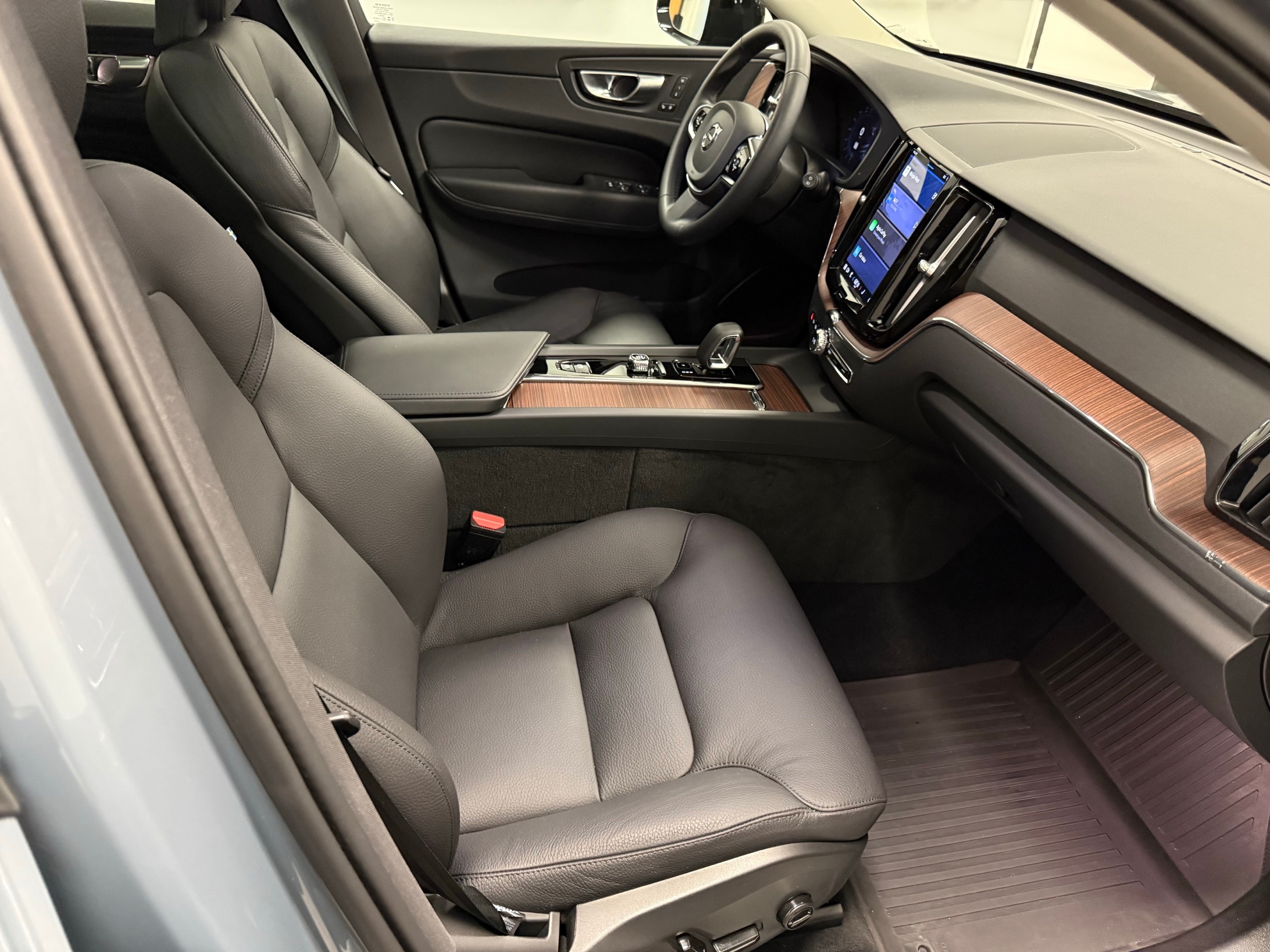 new 2024 Volvo XC60 plug-in hybrid car, priced at $59,920