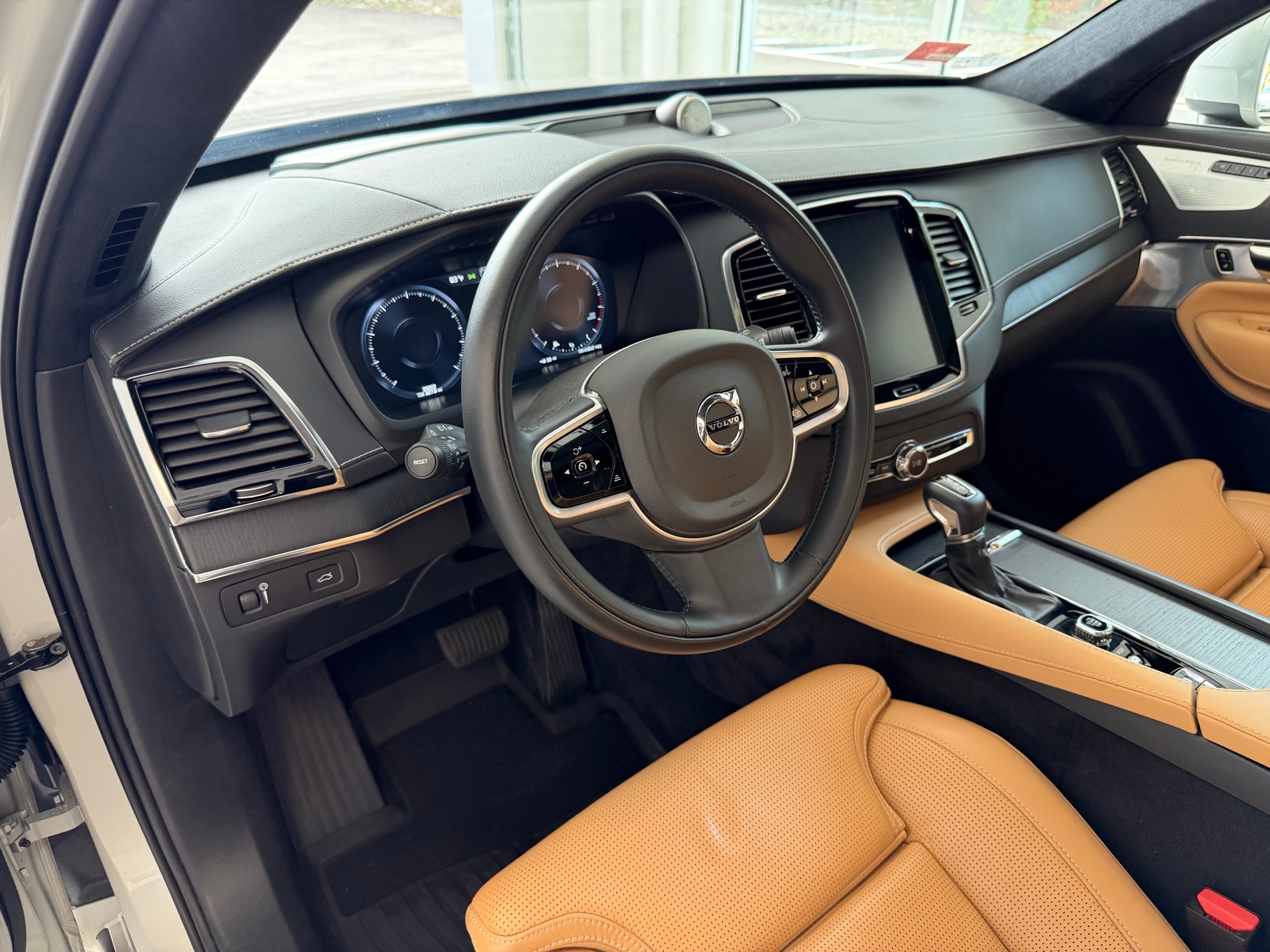 used 2021 Volvo XC90 car, priced at $38,400