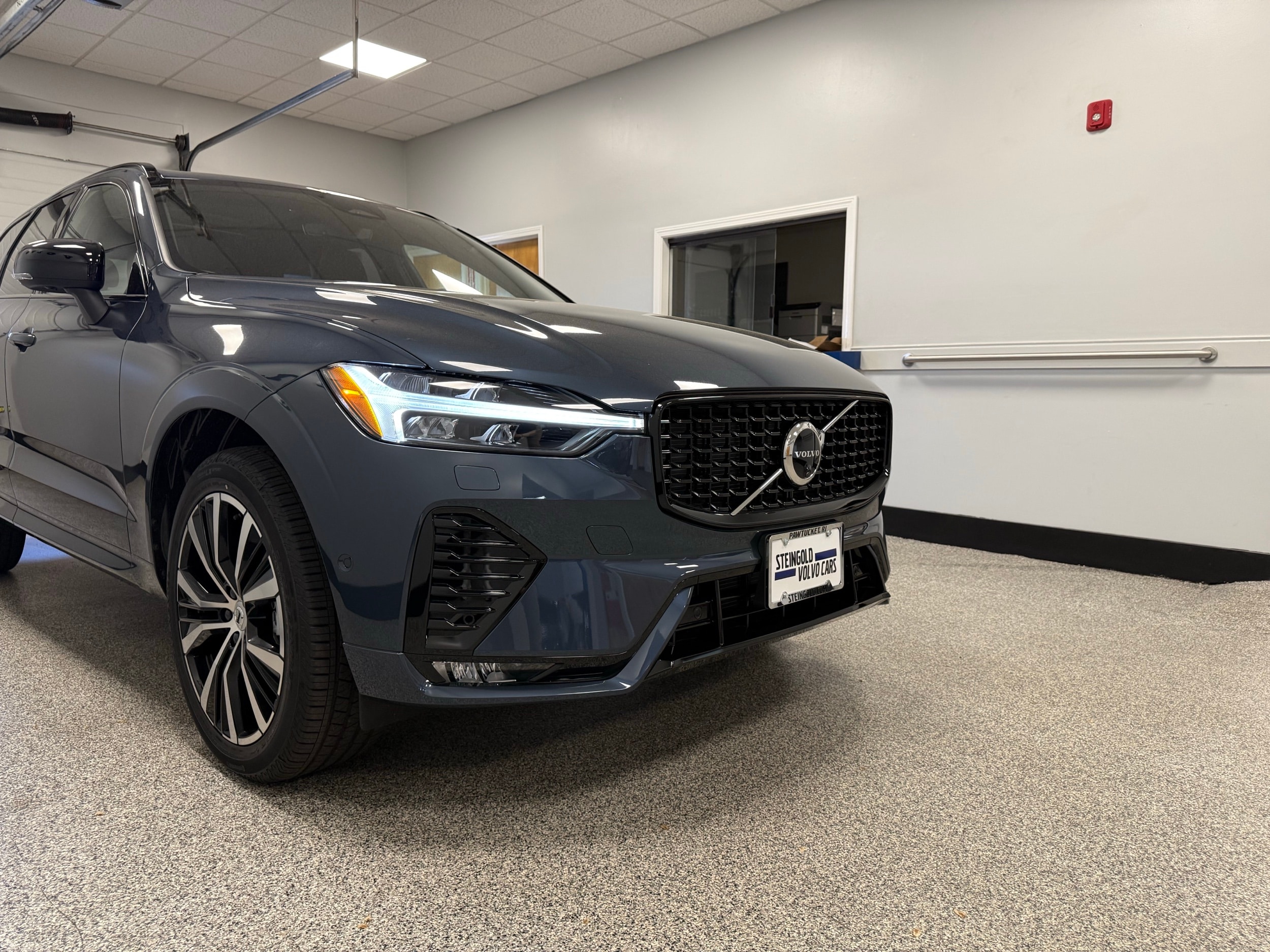 new 2025 Volvo XC60 car, priced at $59,645