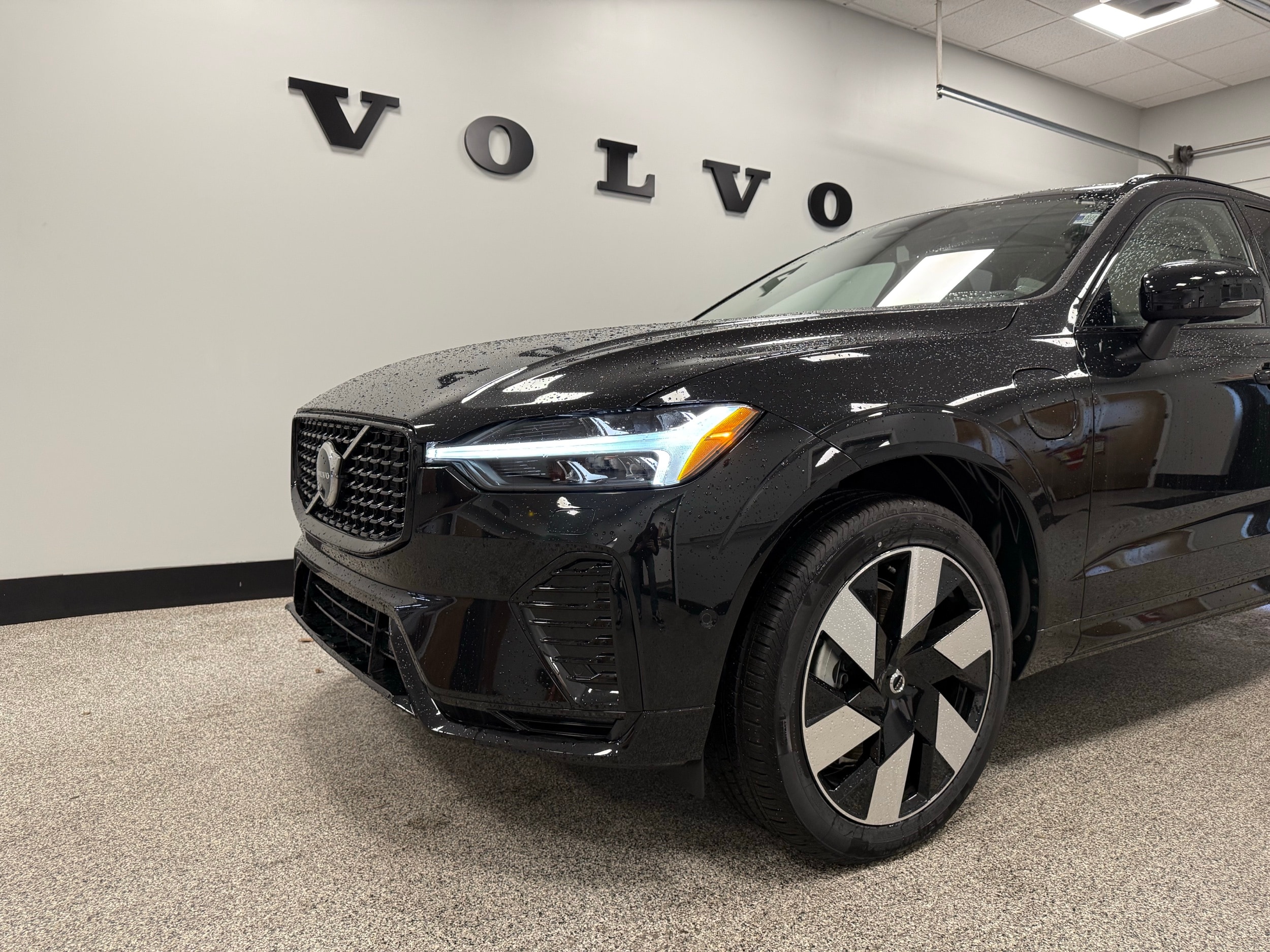 new 2025 Volvo XC60 plug-in hybrid car, priced at $66,235