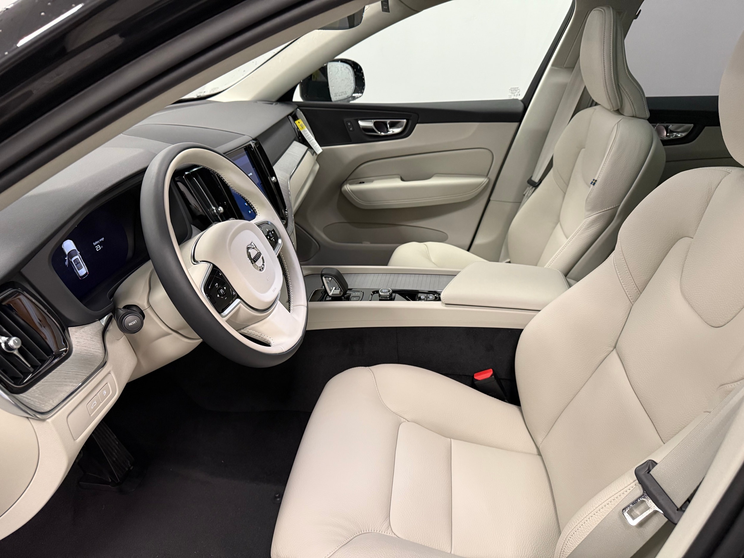 new 2025 Volvo XC60 plug-in hybrid car, priced at $66,235