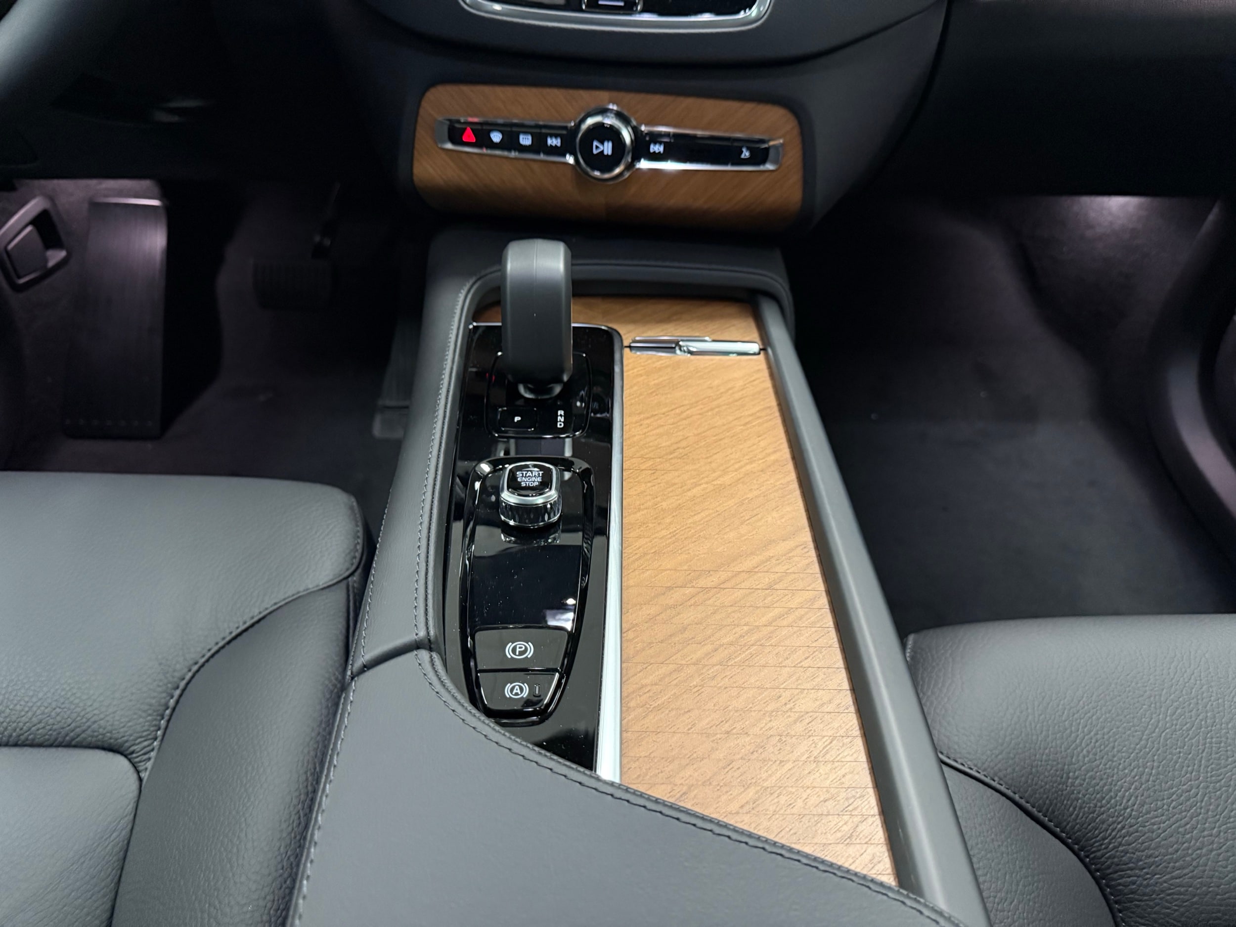 new 2025 Volvo XC90 car, priced at $68,955
