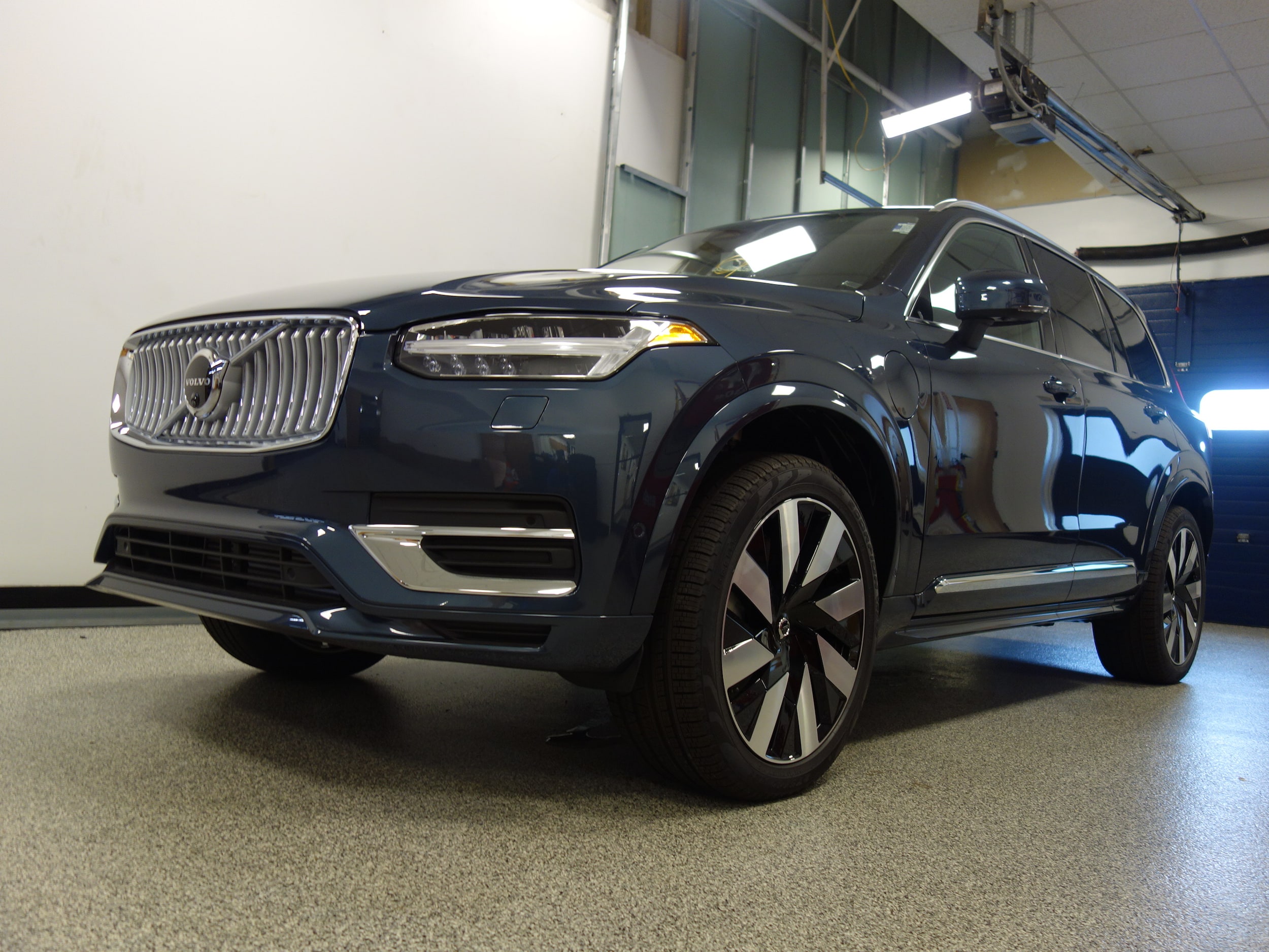 new 2025 Volvo XC90 plug-in hybrid car, priced at $78,455