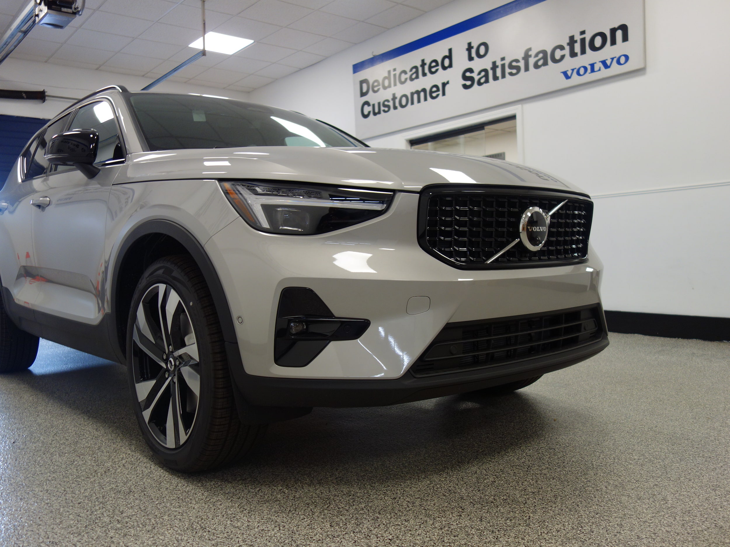 new 2025 Volvo XC40 car, priced at $51,040