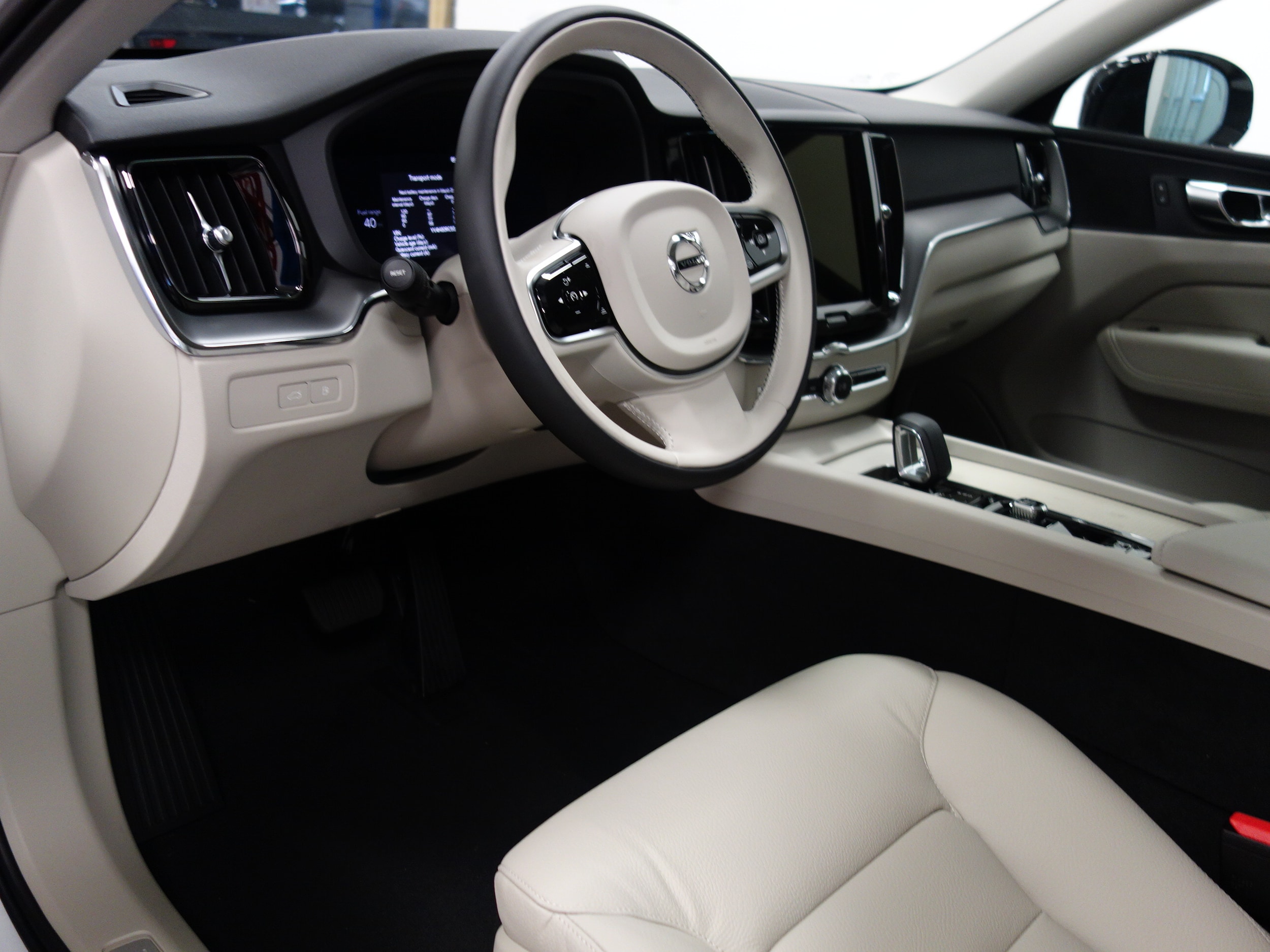 new 2025 Volvo XC60 plug-in hybrid car, priced at $65,640