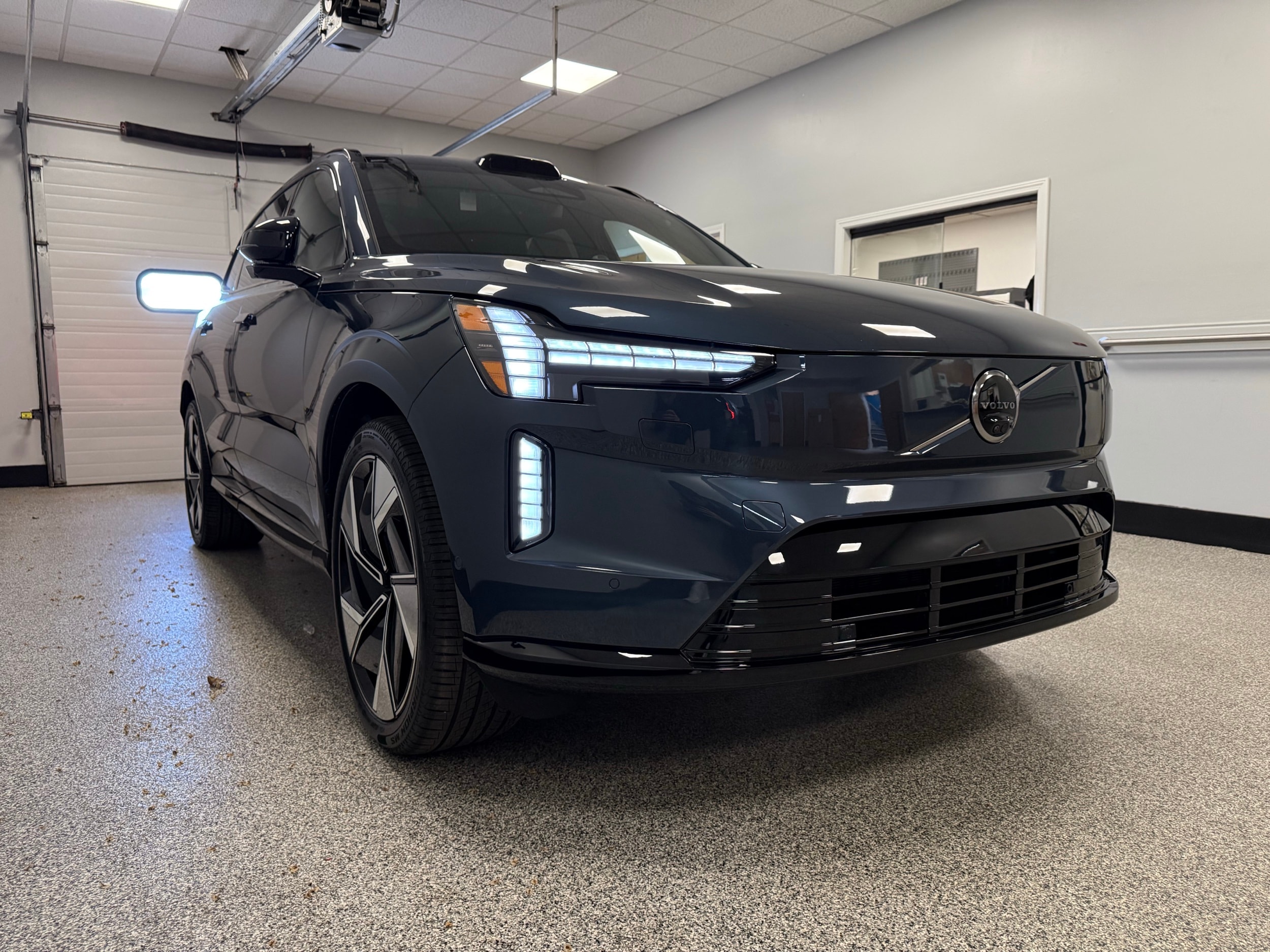 new 2025 Volvo EX90 car, priced at $91,290