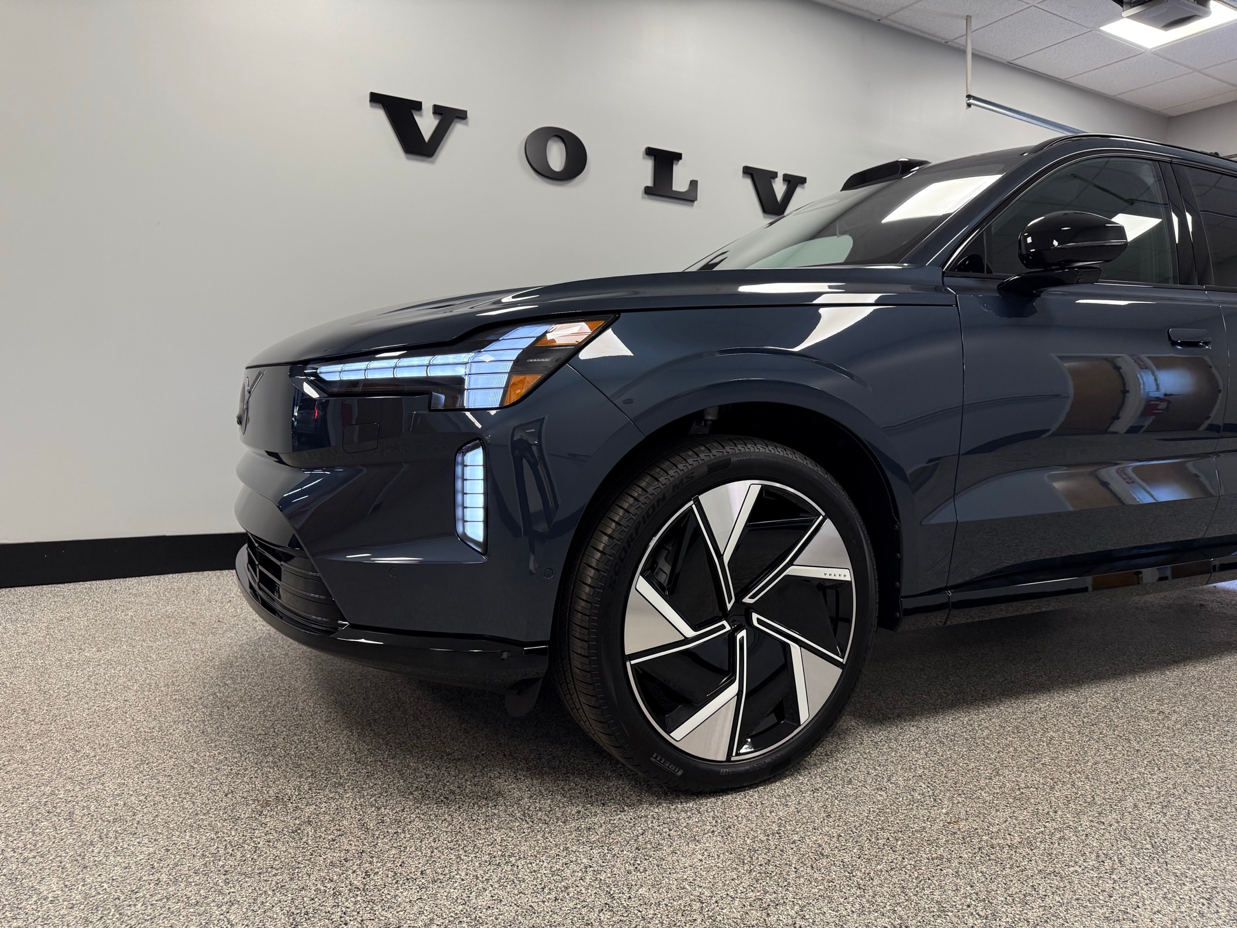 new 2025 Volvo EX90 car, priced at $91,290