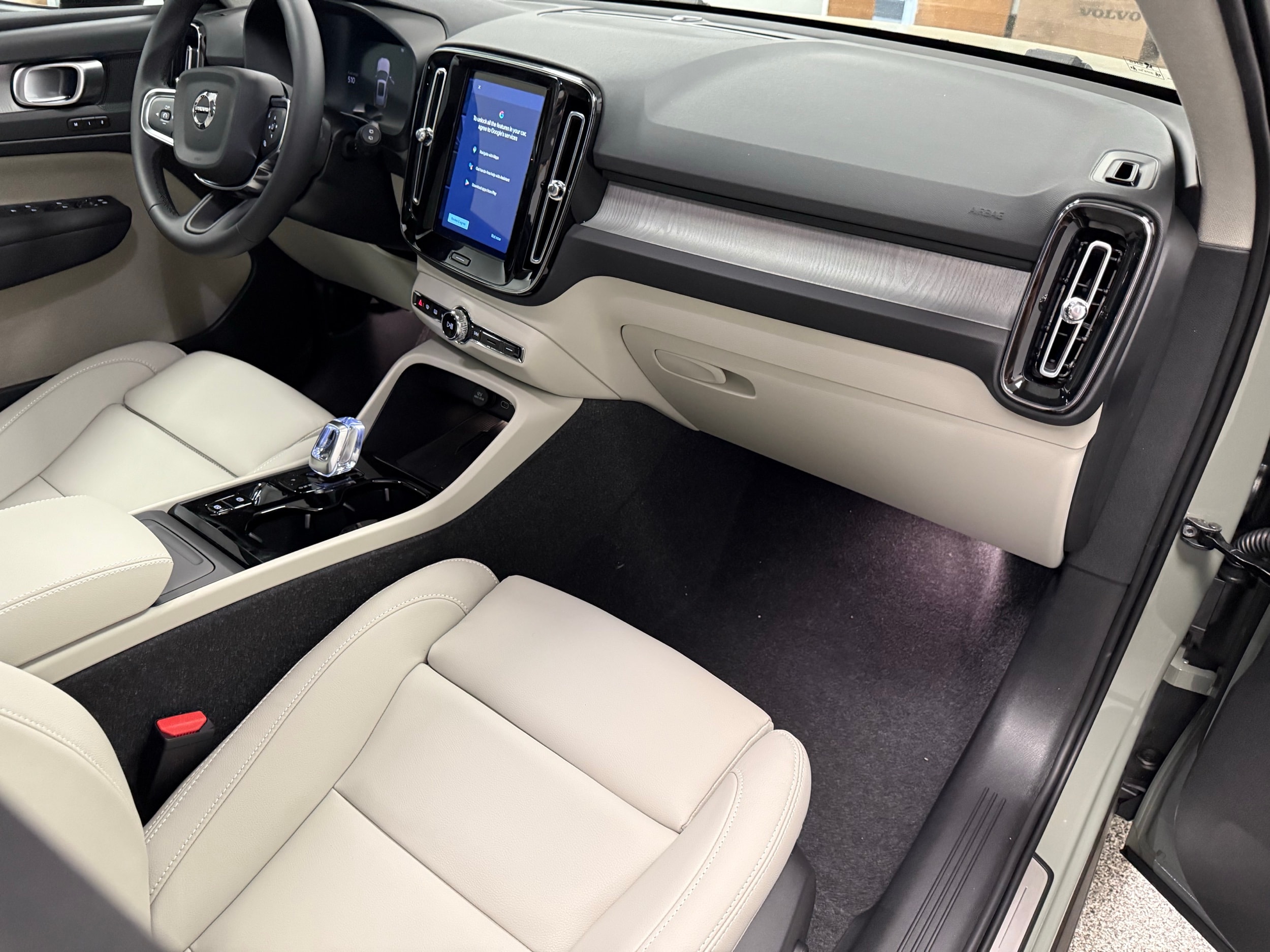 new 2025 Volvo XC40 car, priced at $49,810