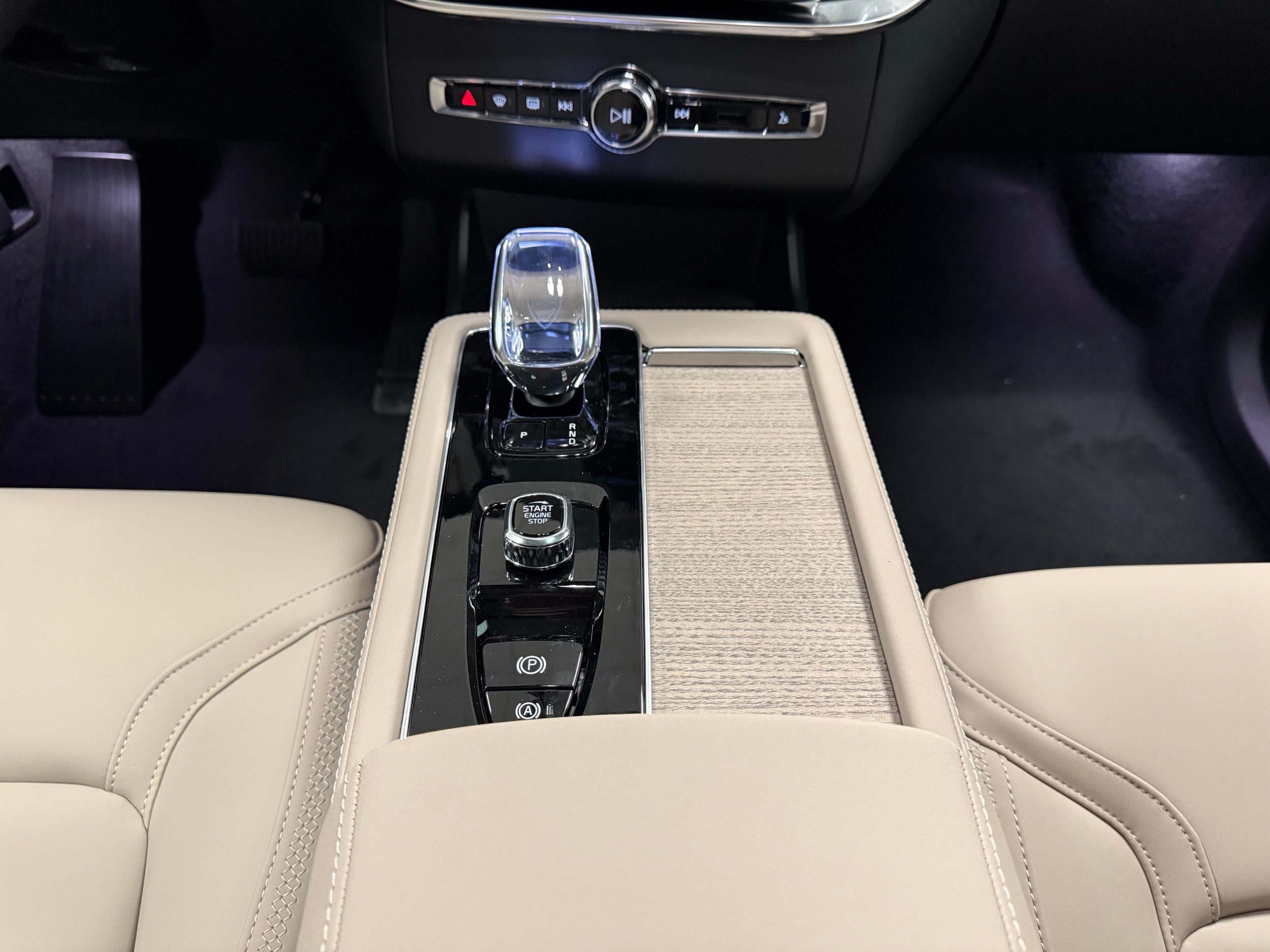 new 2025 Volvo XC90 plug-in hybrid car, priced at $77,895