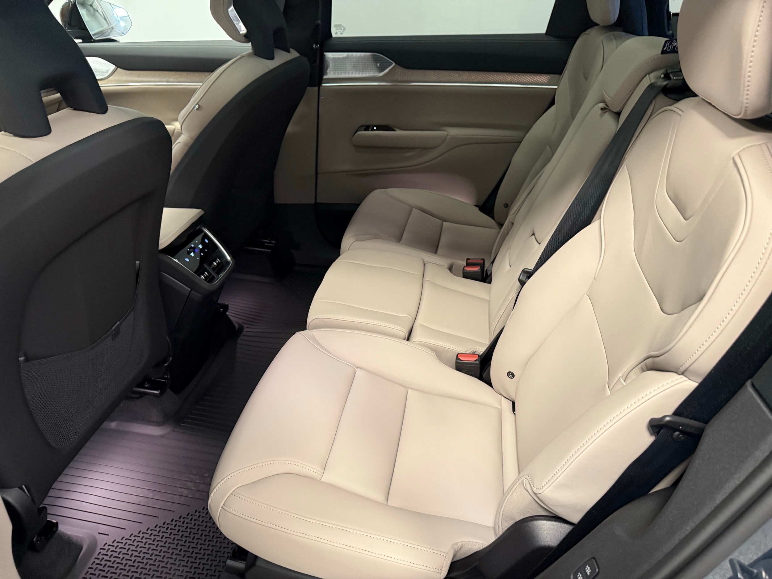 new 2025 Volvo EX90 car, priced at $91,290
