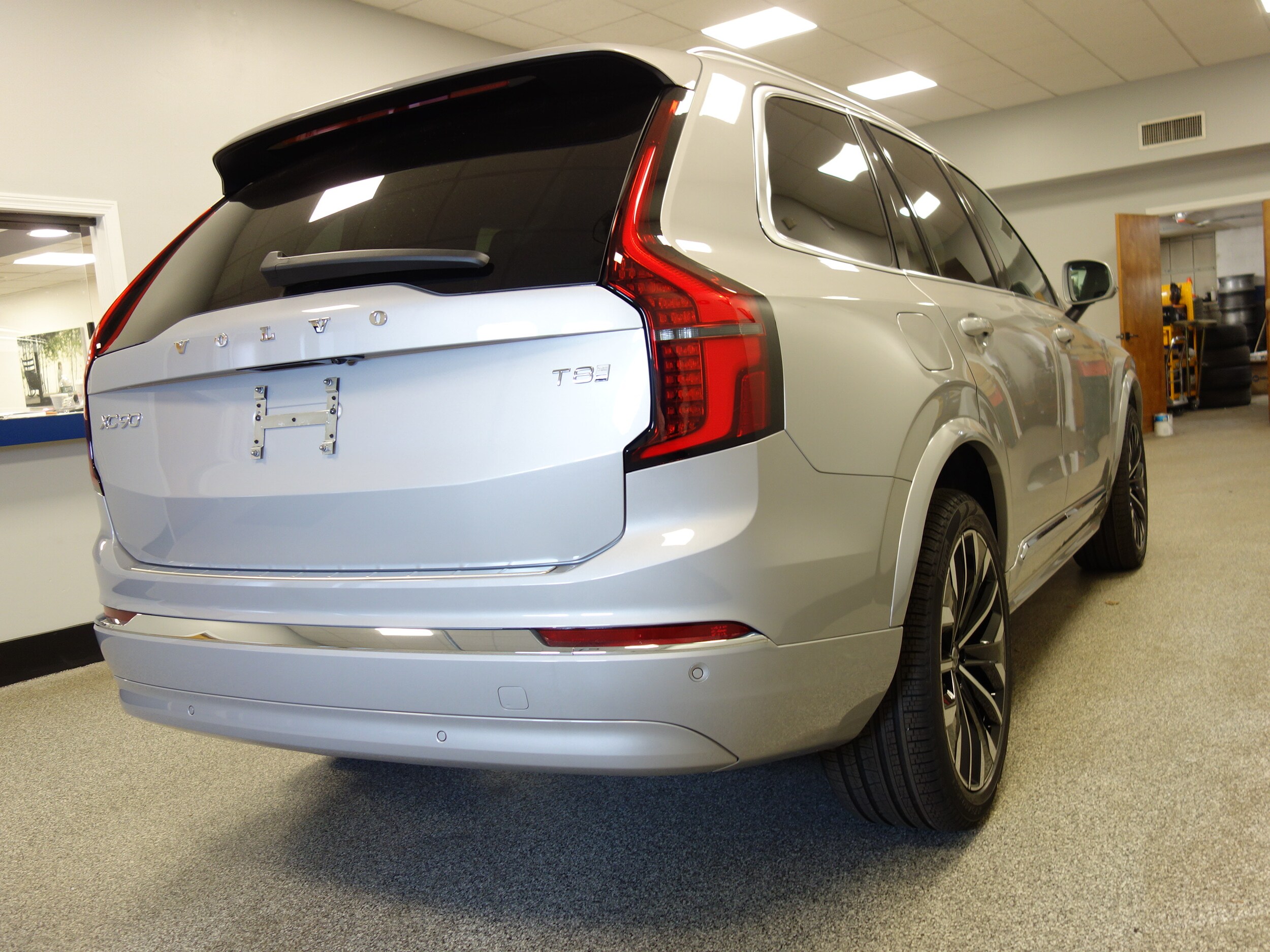 new 2025 Volvo XC90 plug-in hybrid car, priced at $77,145