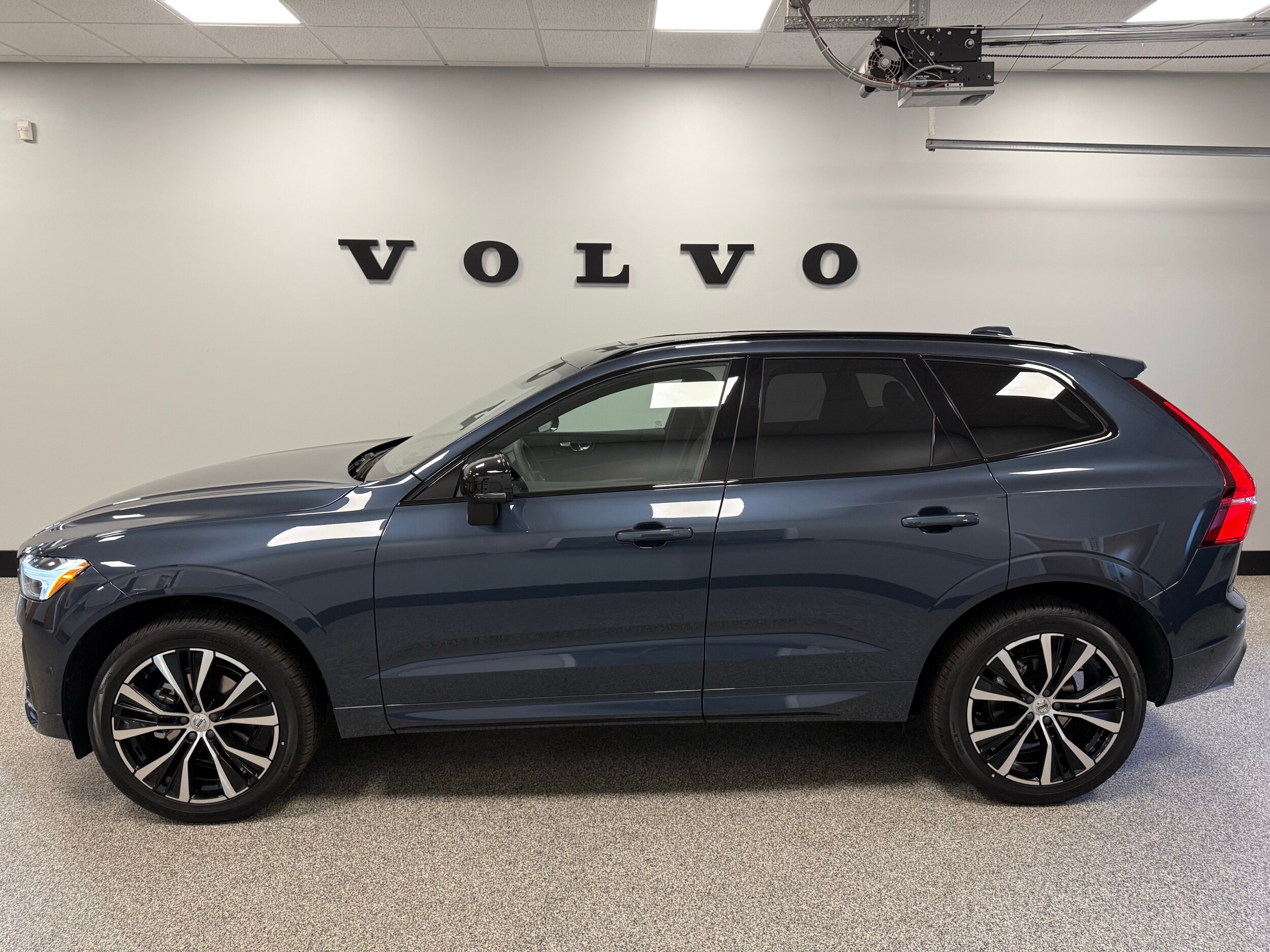 new 2025 Volvo XC60 car, priced at $59,645